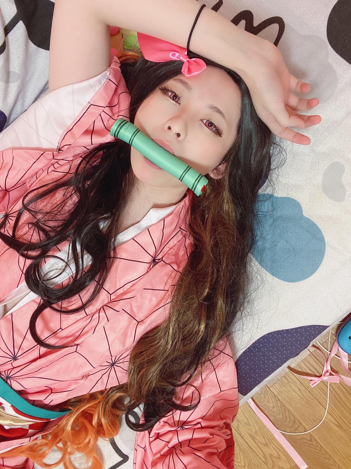 [cosplay] 习呆呆 - Thanh gươm diệt quỷ - Kamado Nezuko: tái hiện táo bạo với lộ điểm, chân đẹp 32P2V