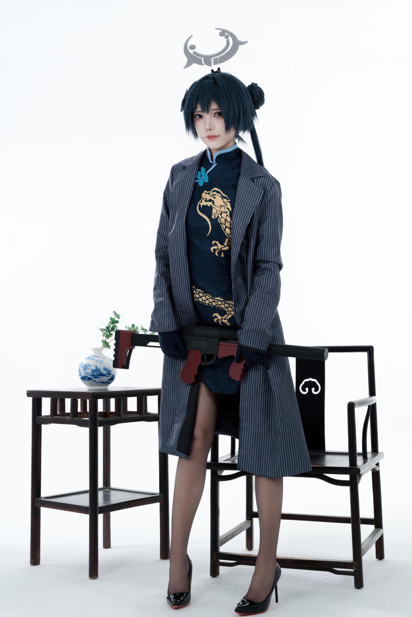 [cosplay] 君颜圆又圆 - 龙华妃咲: กี่เพ้าดำทอง ถุงน่องดำ อุปกรณ์ปืน ภาพเปิดเผยขนาดใหญ่ 153P3V