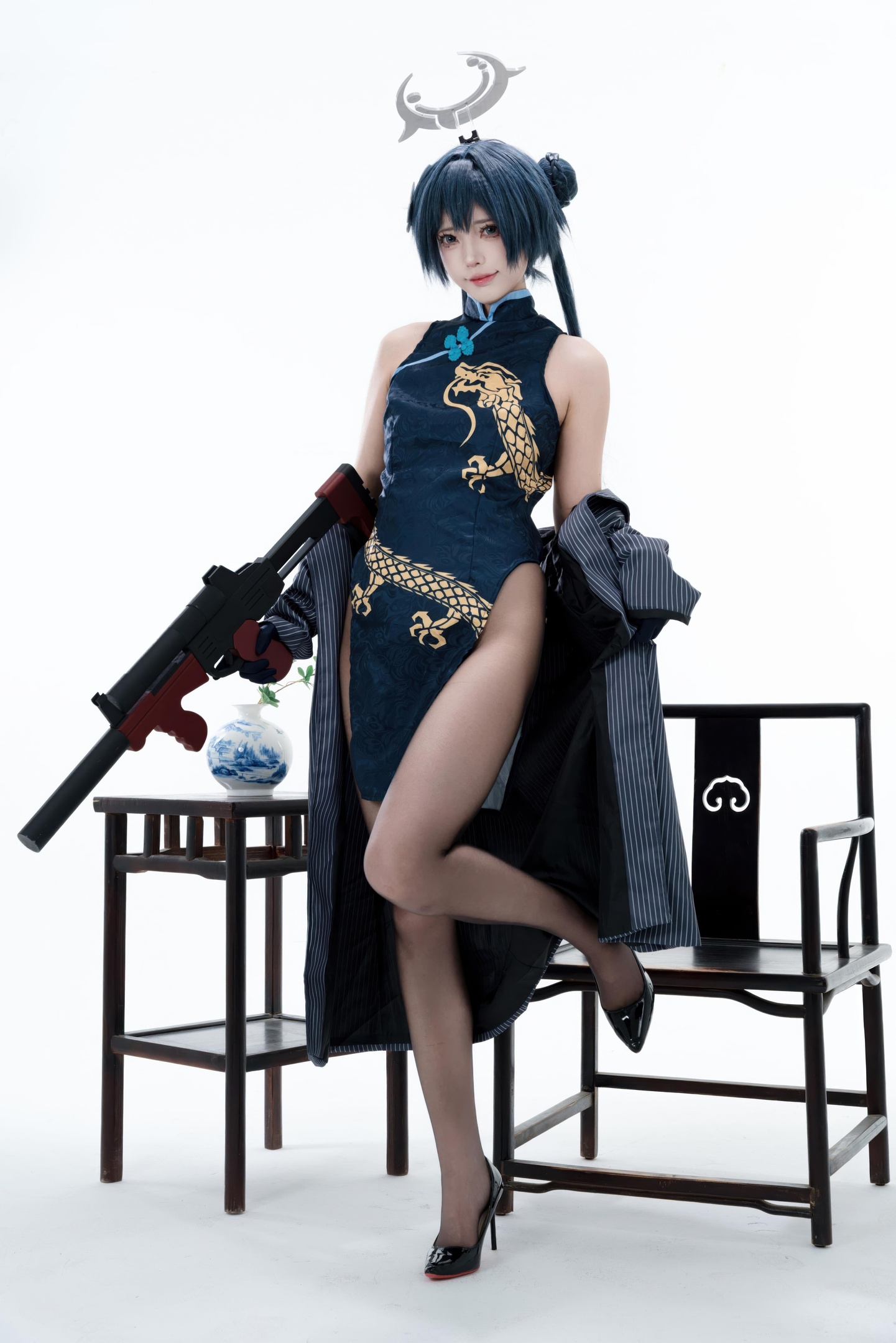 [cosplay] 君颜圆又圆 - 龙华妃咲: กี่เพ้าดำทอง ถุงน่องดำ อุปกรณ์ปืน ภาพเปิดเผยขนาดใหญ่ 153P3V