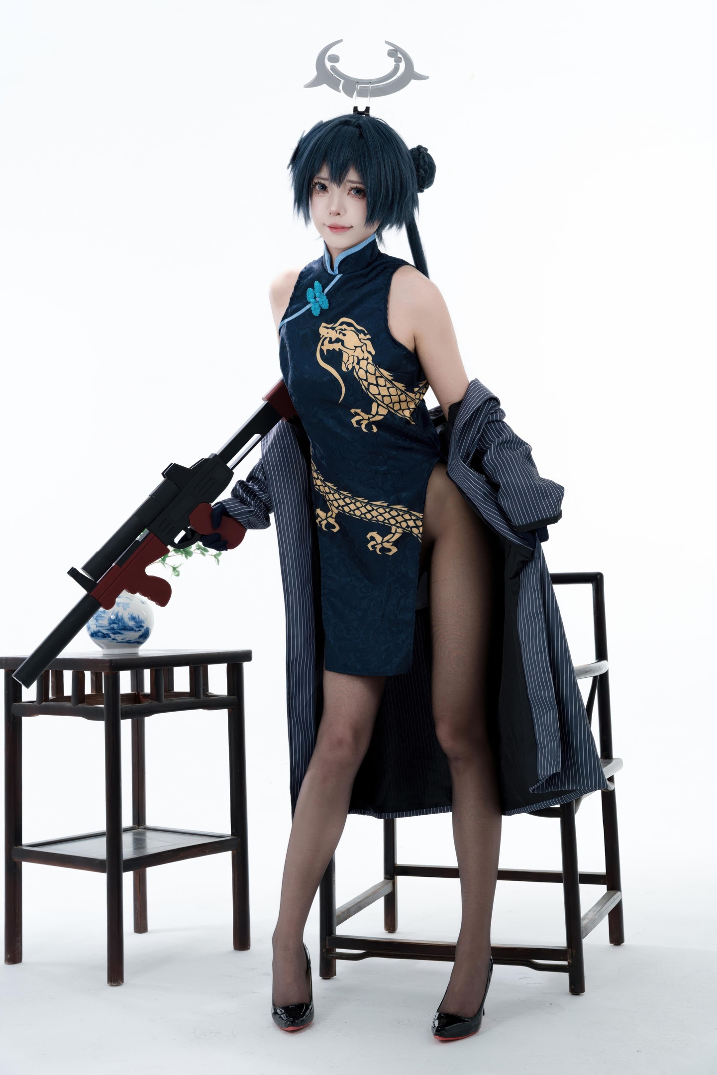 [cosplay] 君颜圆又圆 - 龙华妃咲: กี่เพ้าดำทอง ถุงน่องดำ อุปกรณ์ปืน ภาพเปิดเผยขนาดใหญ่ 153P3V