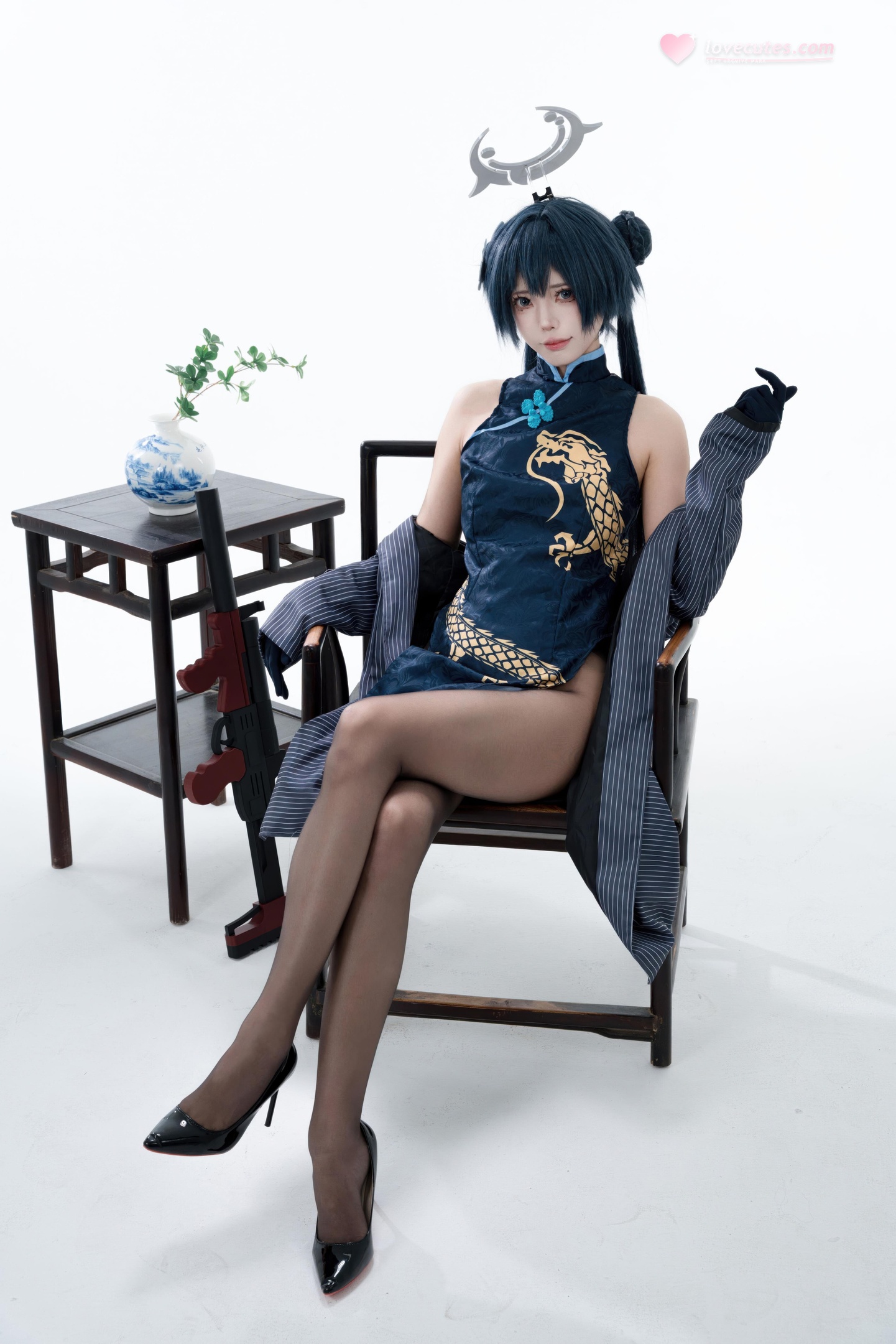 [cosplay] 君颜圆又圆 - 龙华妃咲: กี่เพ้าดำทอง ถุงน่องดำ อุปกรณ์ปืน ภาพเปิดเผยขนาดใหญ่ 153P3V