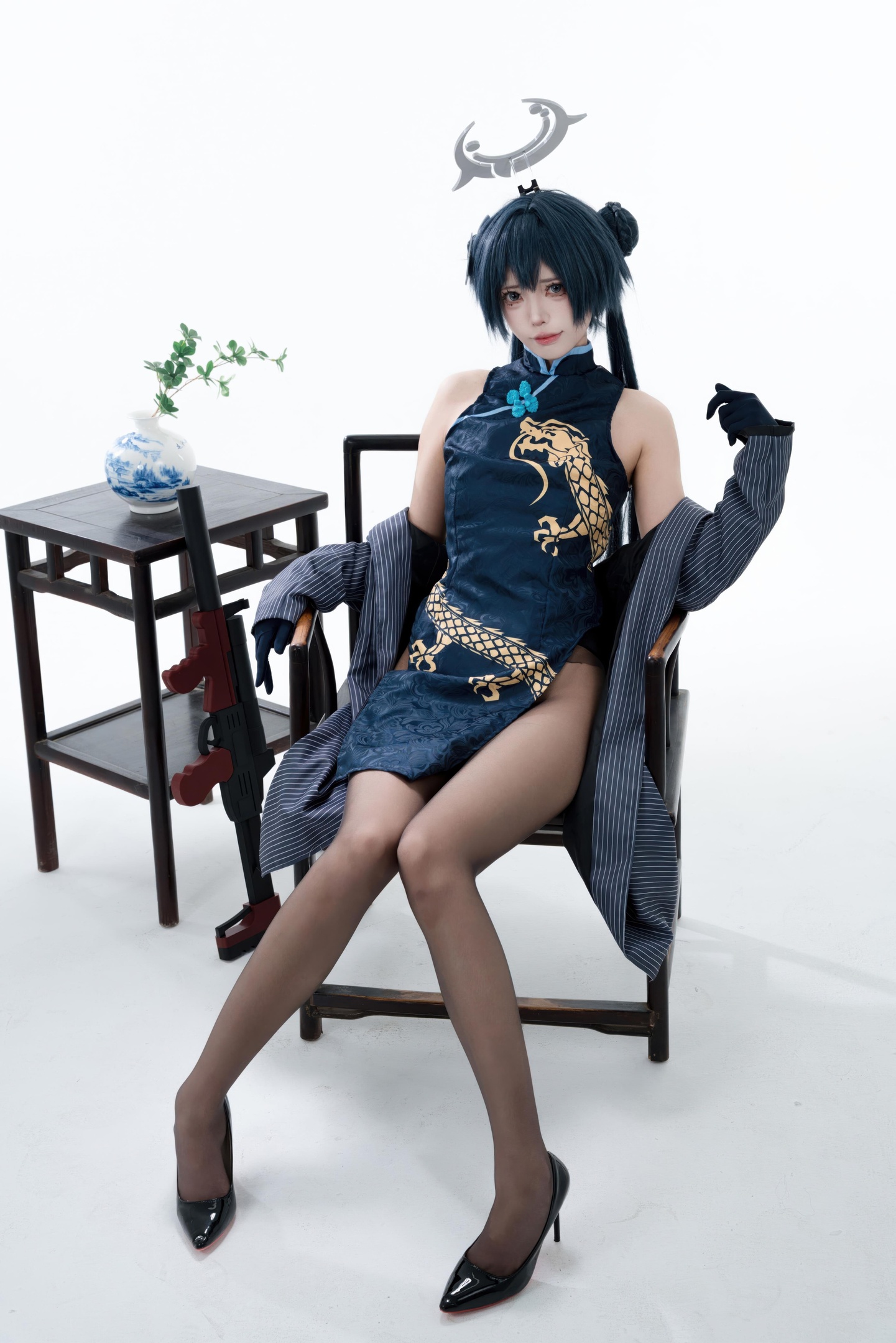 [cosplay] 君颜圆又圆 - 龙华妃咲: กี่เพ้าดำทอง ถุงน่องดำ อุปกรณ์ปืน ภาพเปิดเผยขนาดใหญ่ 153P3V