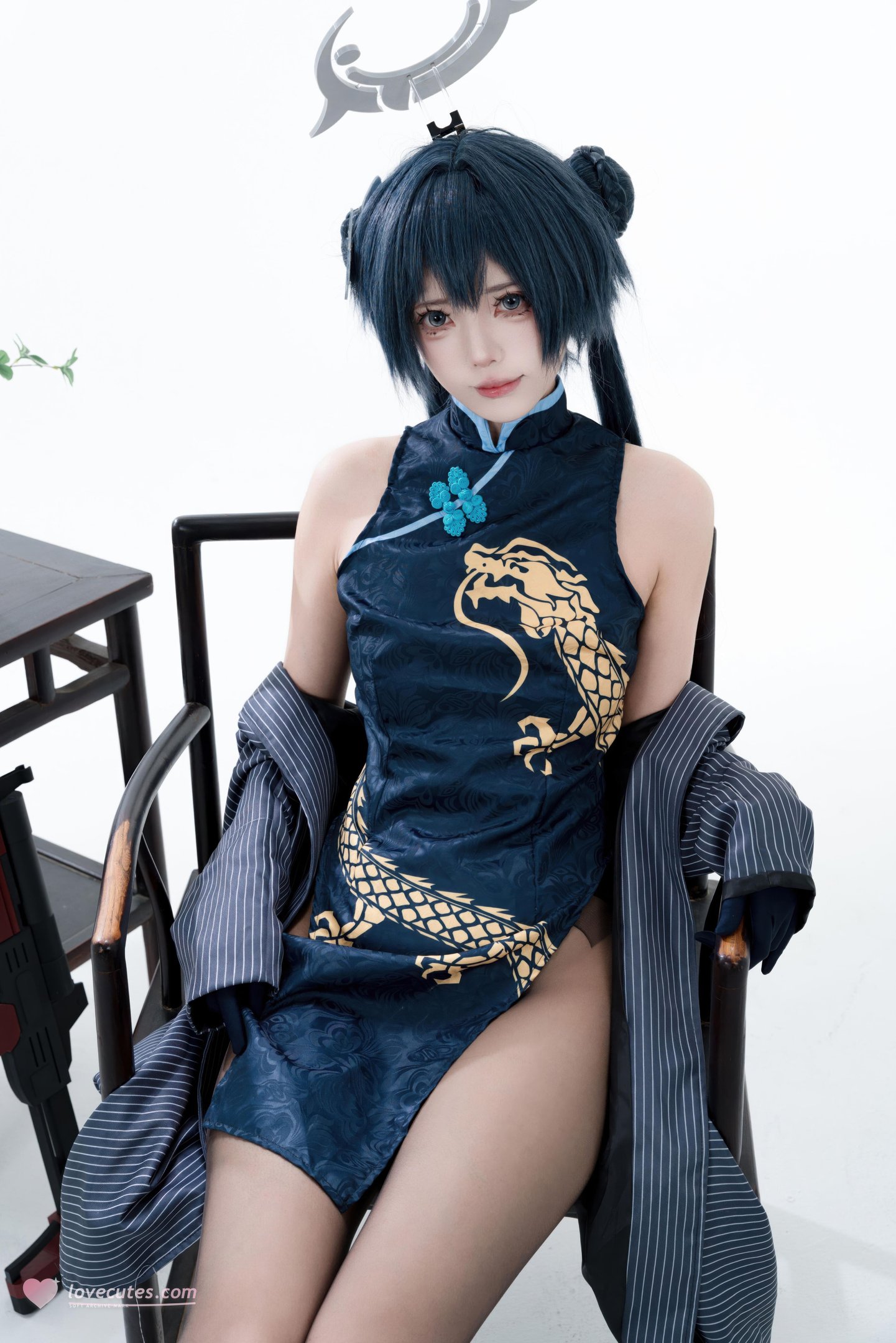[cosplay] 君颜圆又圆 - Long Hoa Phi Tiếu: sườn xám đen vàng, tất đen, đạo cụ súng, lộ nhiều 153P3V