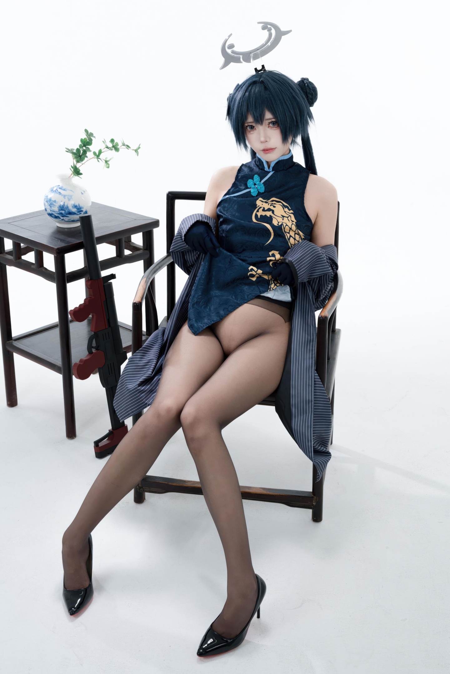 [cosplay] 君颜圆又圆 - Long Hoa Phi Tiếu: sườn xám đen vàng, tất đen, đạo cụ súng, lộ nhiều 153P3V