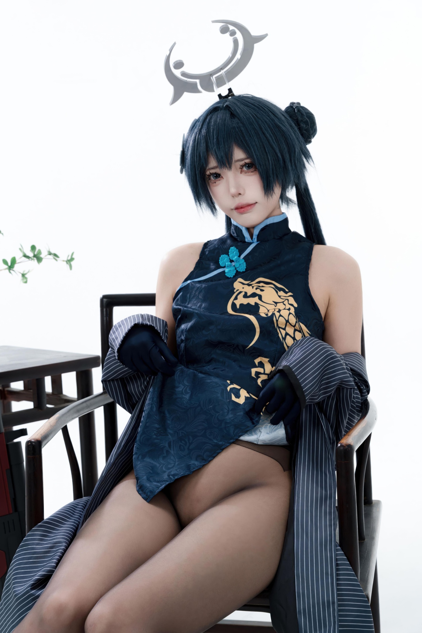 [cosplay] 君颜圆又圆 - Long Hoa Phi Tiếu: sườn xám đen vàng, tất đen, đạo cụ súng, lộ nhiều 153P3V