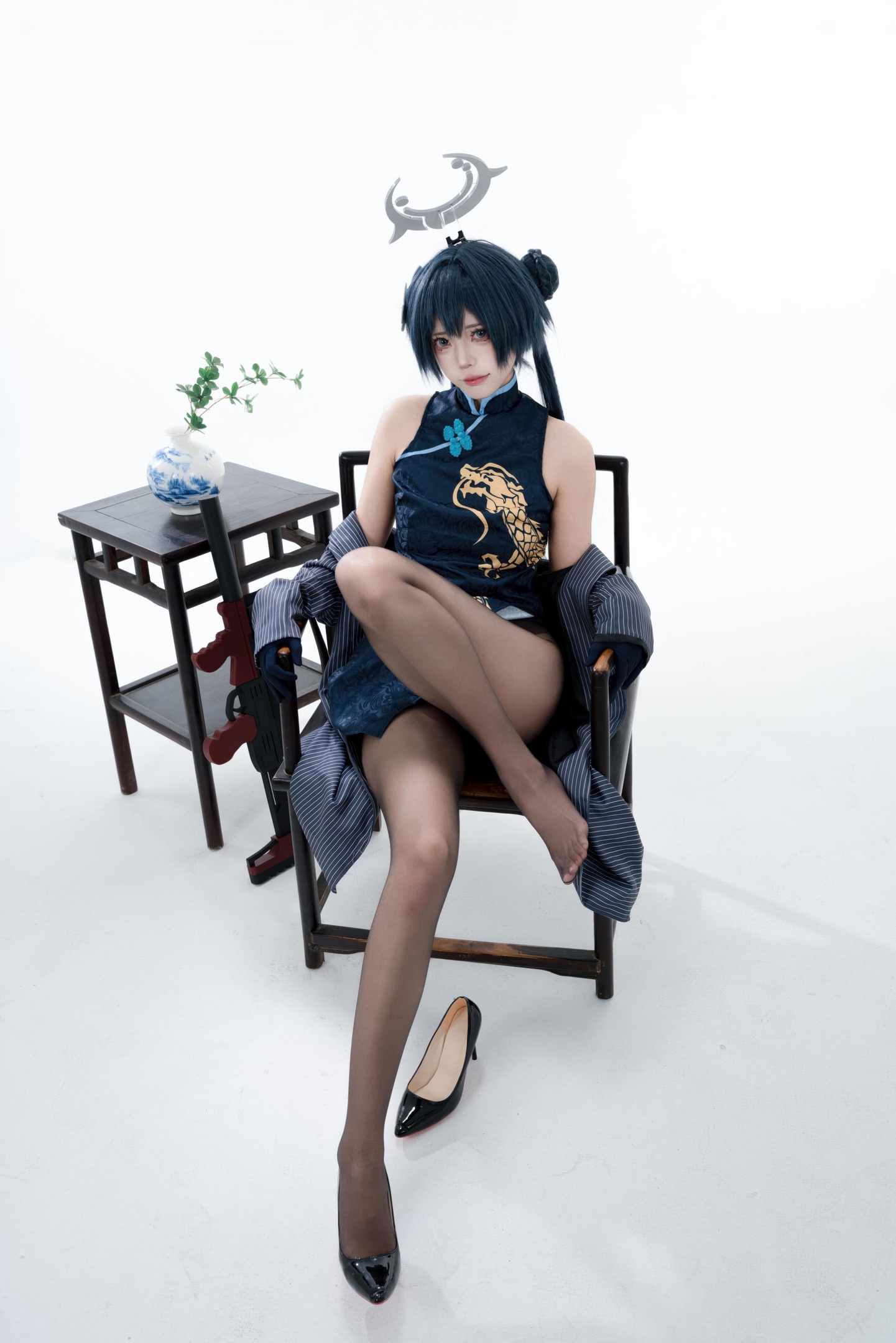 [cosplay] 君颜圆又圆 - Long Hoa Phi Tiếu: sườn xám đen vàng, tất đen, đạo cụ súng, lộ nhiều 153P3V