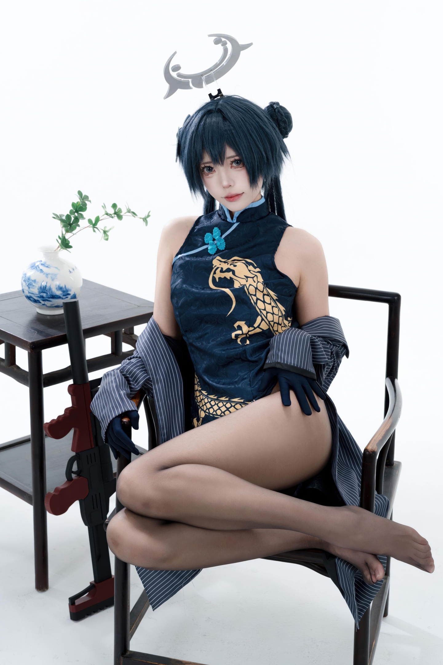 [cosplay] 君颜圆又圆 - Long Hoa Phi Tiếu: sườn xám đen vàng, tất đen, đạo cụ súng, lộ nhiều 153P3V