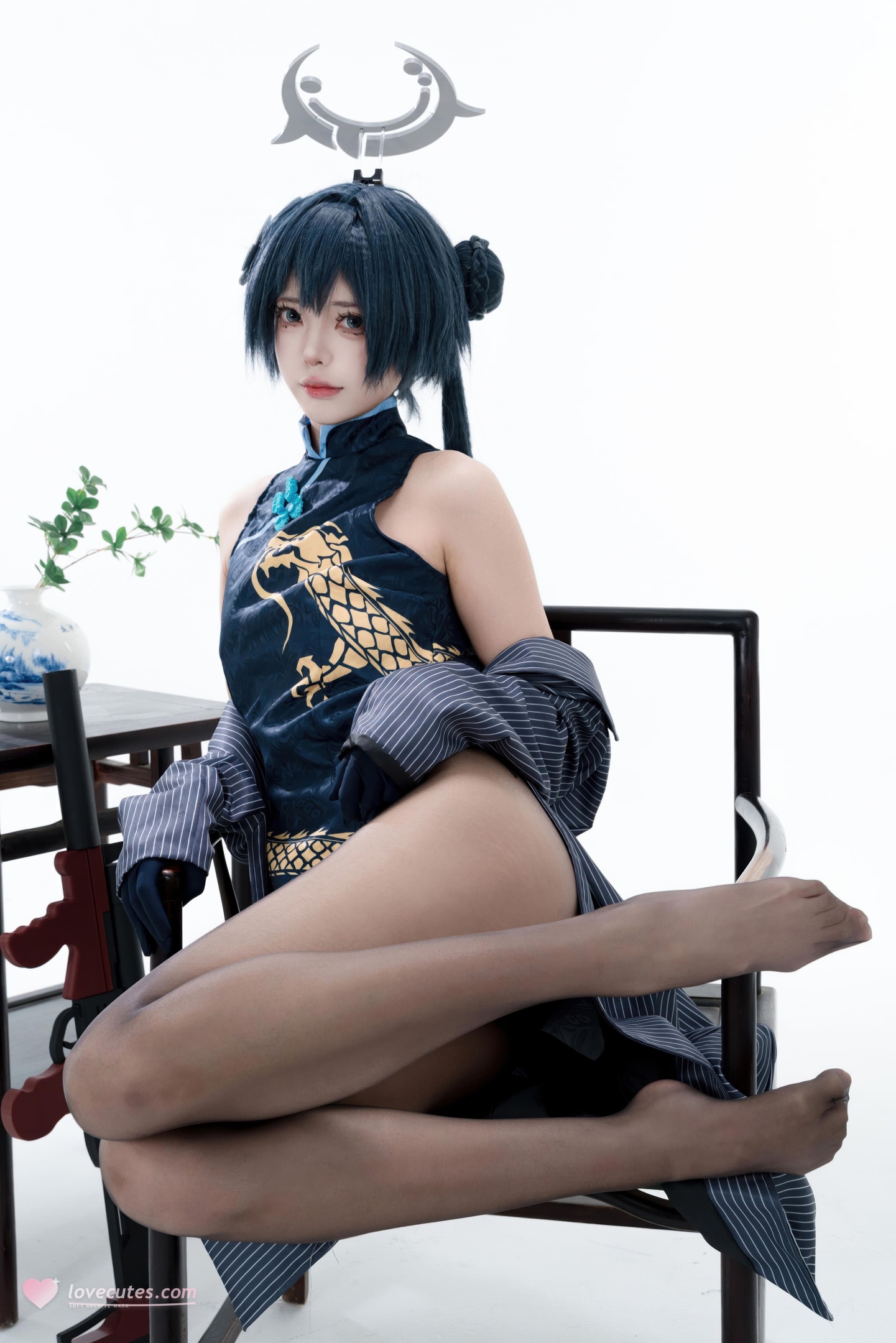 [cosplay] 君颜圆又圆 - Long Hoa Phi Tiếu: sườn xám đen vàng, tất đen, đạo cụ súng, lộ nhiều 153P3V