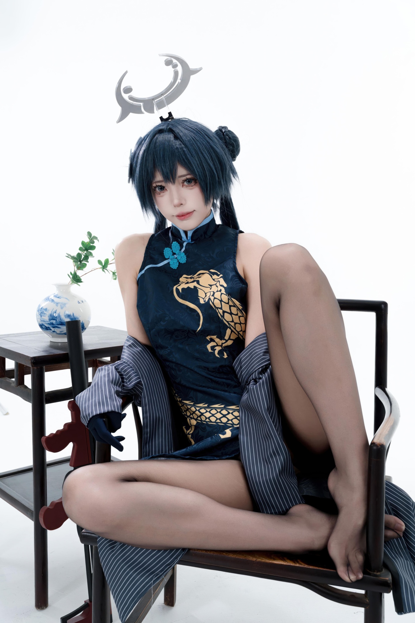 [cosplay] 君颜圆又圆 - Long Hoa Phi Tiếu: sườn xám đen vàng, tất đen, đạo cụ súng, lộ nhiều 153P3V