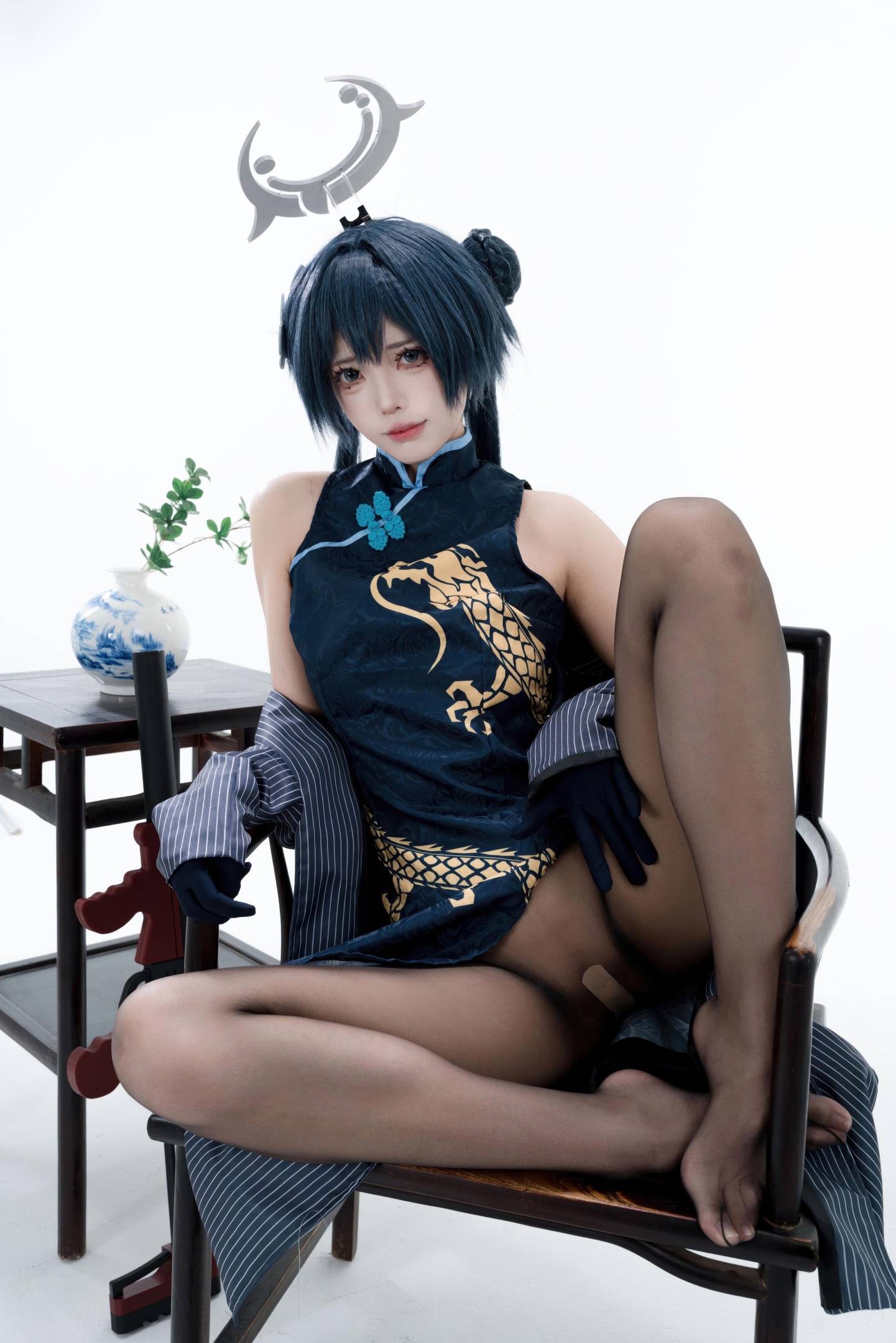[cosplay] 君颜圆又圆 - Long Hoa Phi Tiếu: sườn xám đen vàng, tất đen, đạo cụ súng, lộ nhiều 153P3V