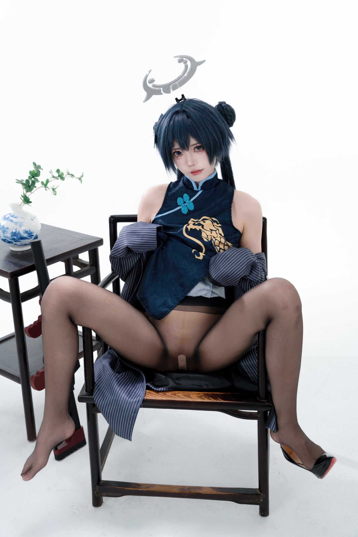 [cosplay] 君颜圆又圆 - Long Hoa Phi Tiếu: sườn xám đen vàng, tất đen, đạo cụ súng, lộ nhiều 153P3V
