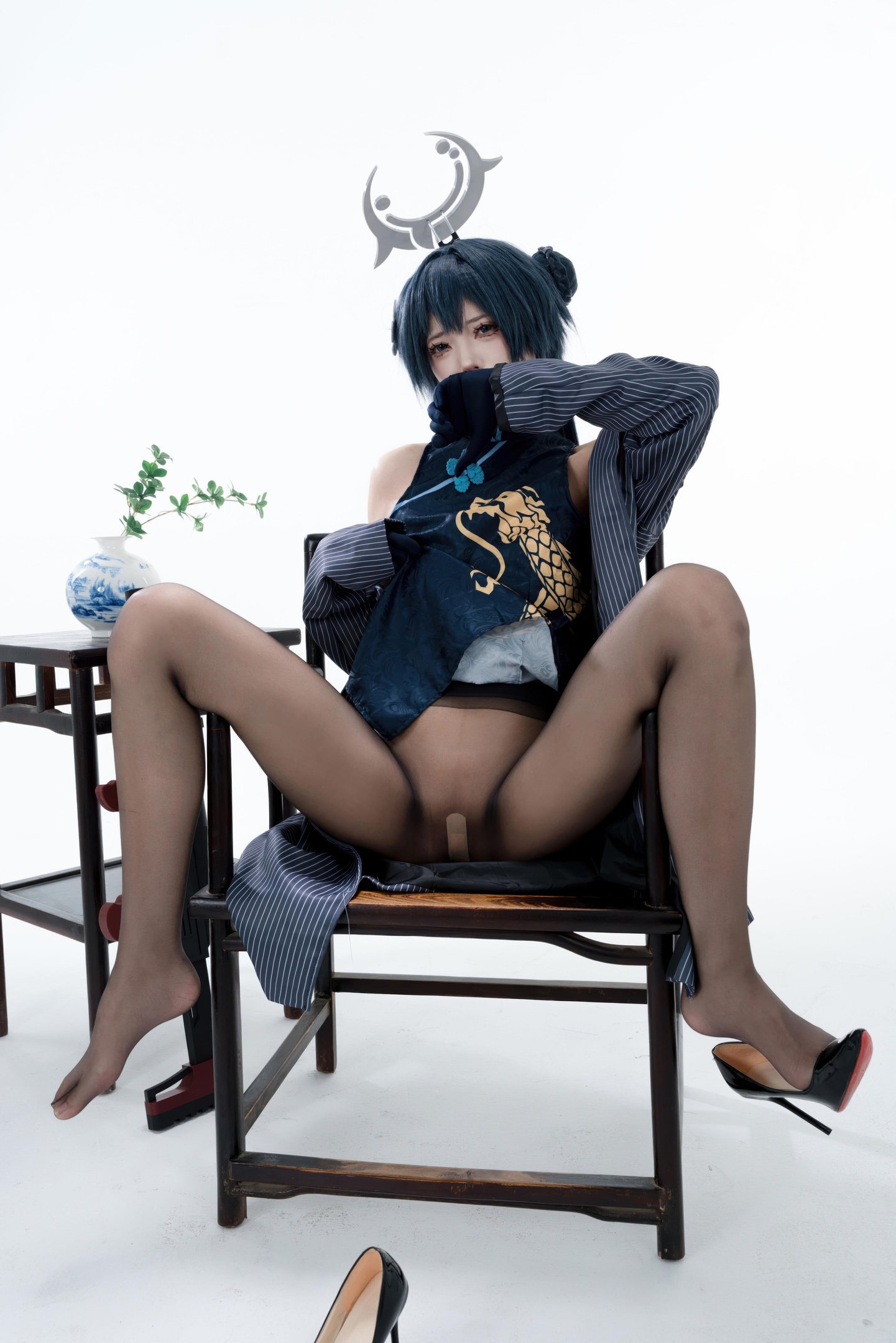 [cosplay] 君颜圆又圆 - Long Hoa Phi Tiếu: sườn xám đen vàng, tất đen, đạo cụ súng, lộ nhiều 153P3V