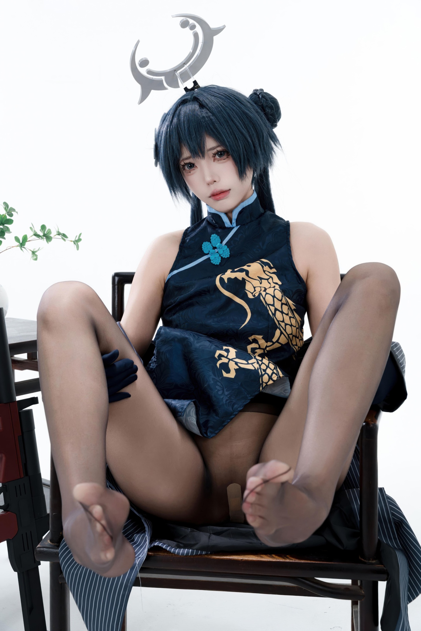 [cosplay] 君颜圆又圆 - 龙华妃咲: กี่เพ้าดำทอง ถุงน่องดำ อุปกรณ์ปืน ภาพเปิดเผยขนาดใหญ่ 153P3V