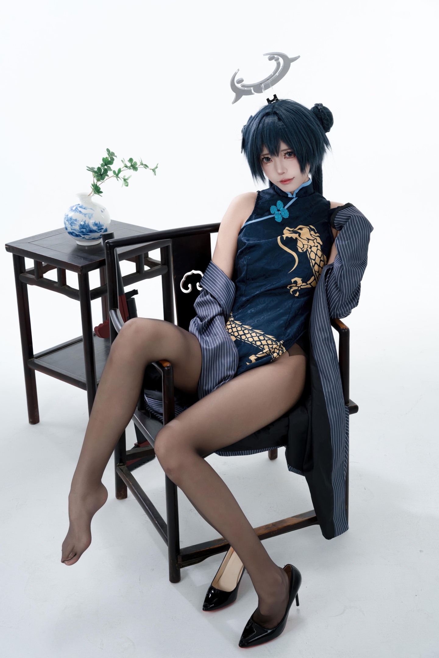 [cosplay] 君颜圆又圆 - 龙华妃咲: กี่เพ้าดำทอง ถุงน่องดำ อุปกรณ์ปืน ภาพเปิดเผยขนาดใหญ่ 153P3V