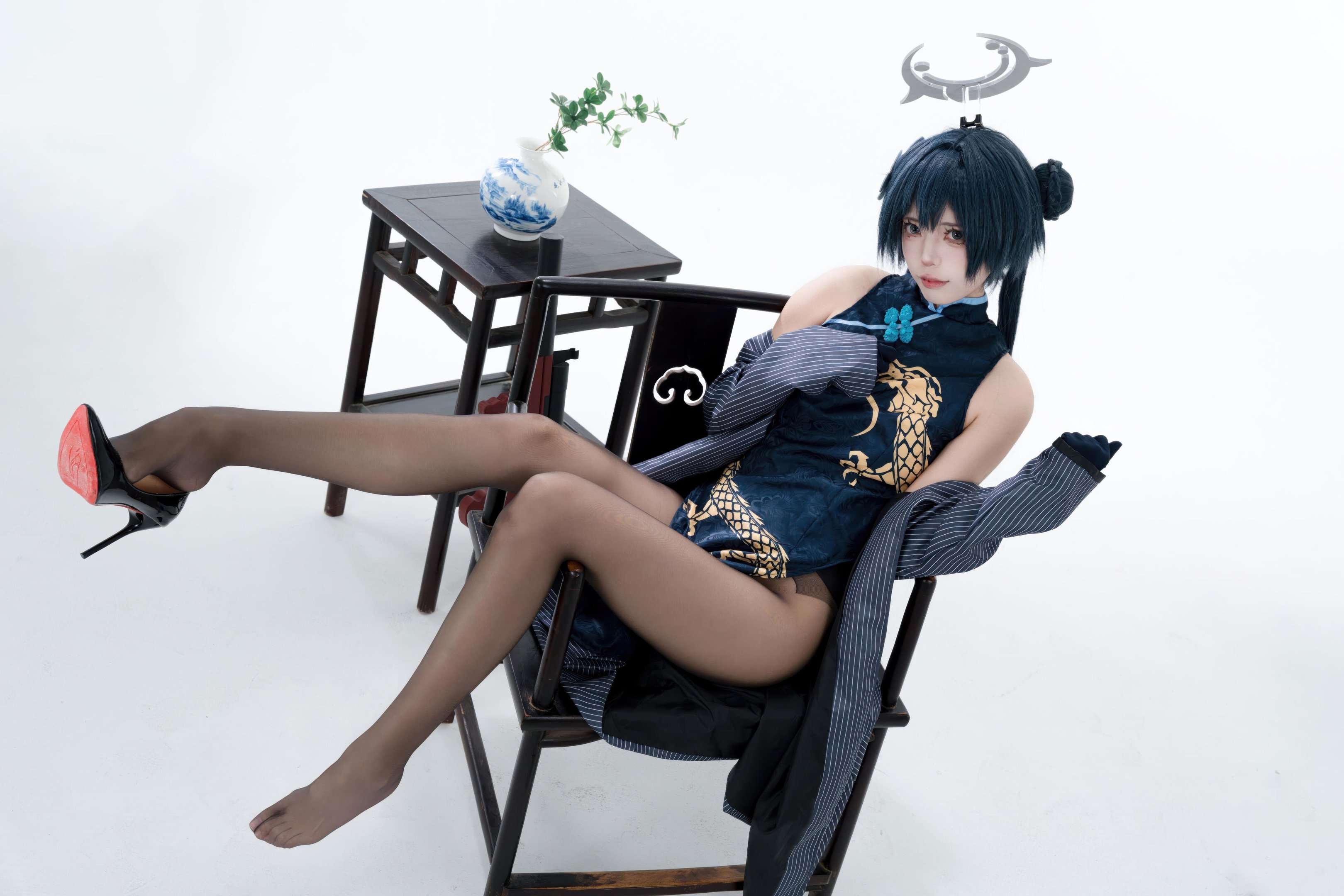 [cosplay] 君颜圆又圆 - 龙华妃咲: กี่เพ้าดำทอง ถุงน่องดำ อุปกรณ์ปืน ภาพเปิดเผยขนาดใหญ่ 153P3V