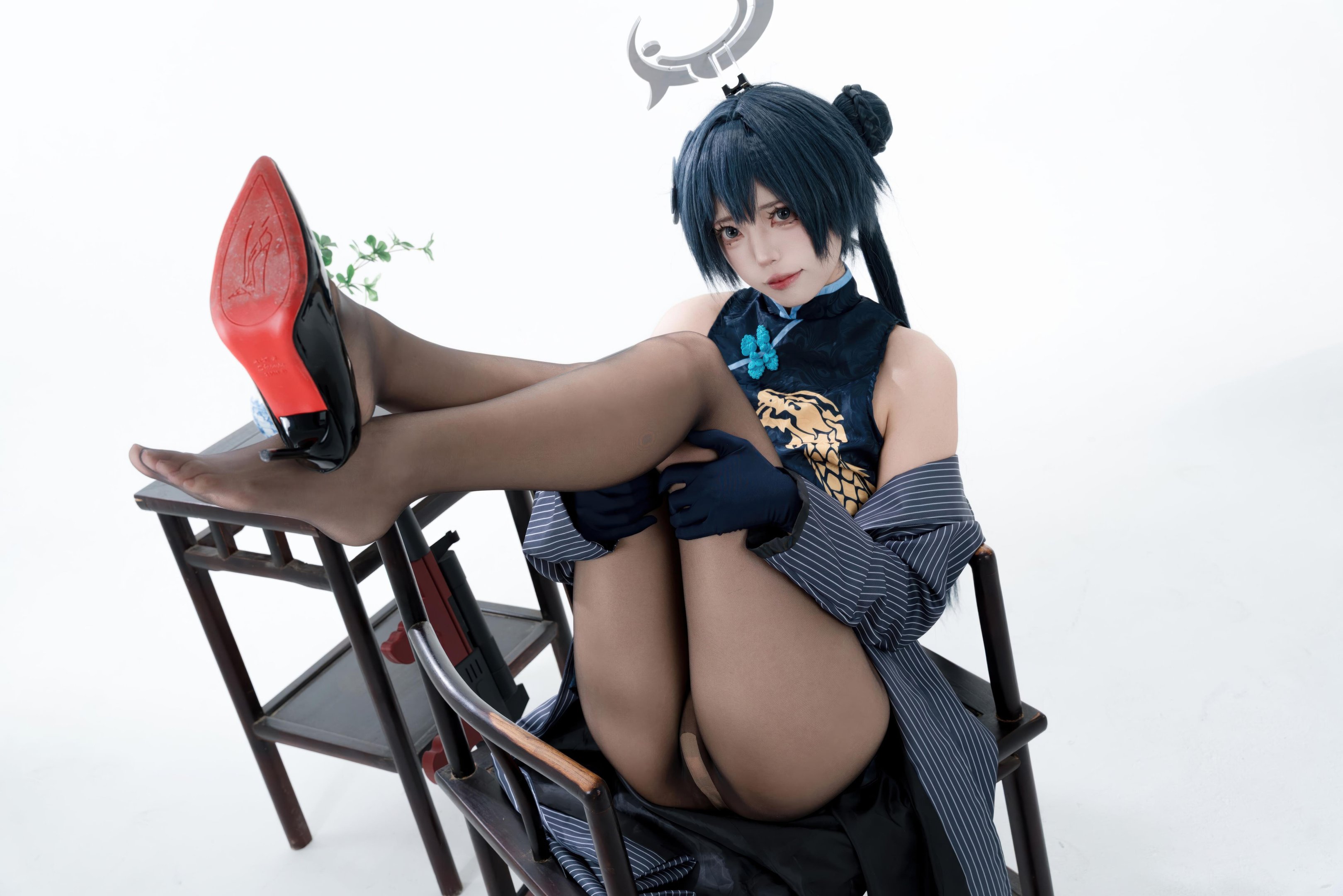 [cosplay] 君颜圆又圆 - 龙华妃咲: กี่เพ้าดำทอง ถุงน่องดำ อุปกรณ์ปืน ภาพเปิดเผยขนาดใหญ่ 153P3V