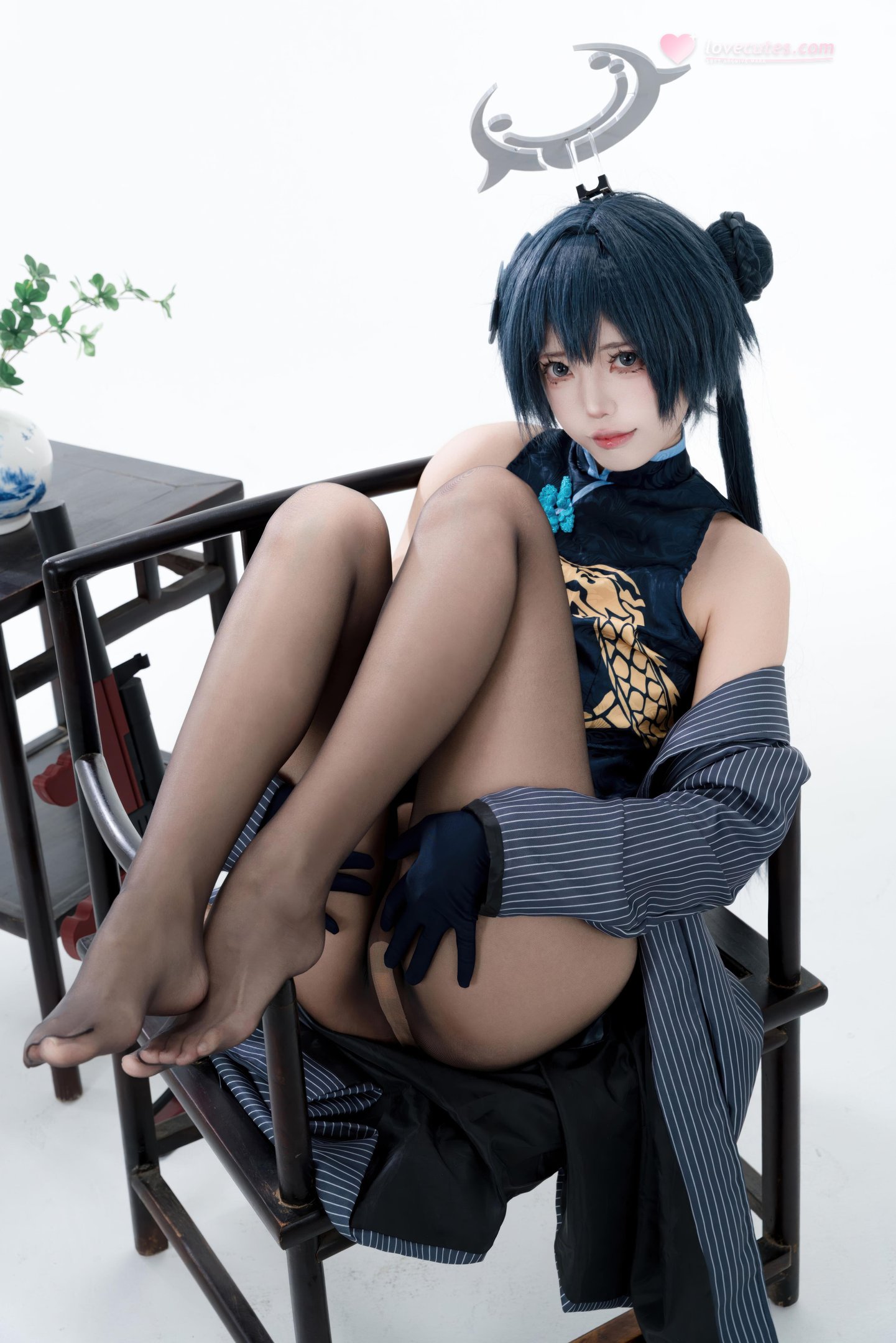 [cosplay] 君颜圆又圆 - 龙华妃咲: กี่เพ้าดำทอง ถุงน่องดำ อุปกรณ์ปืน ภาพเปิดเผยขนาดใหญ่ 153P3V