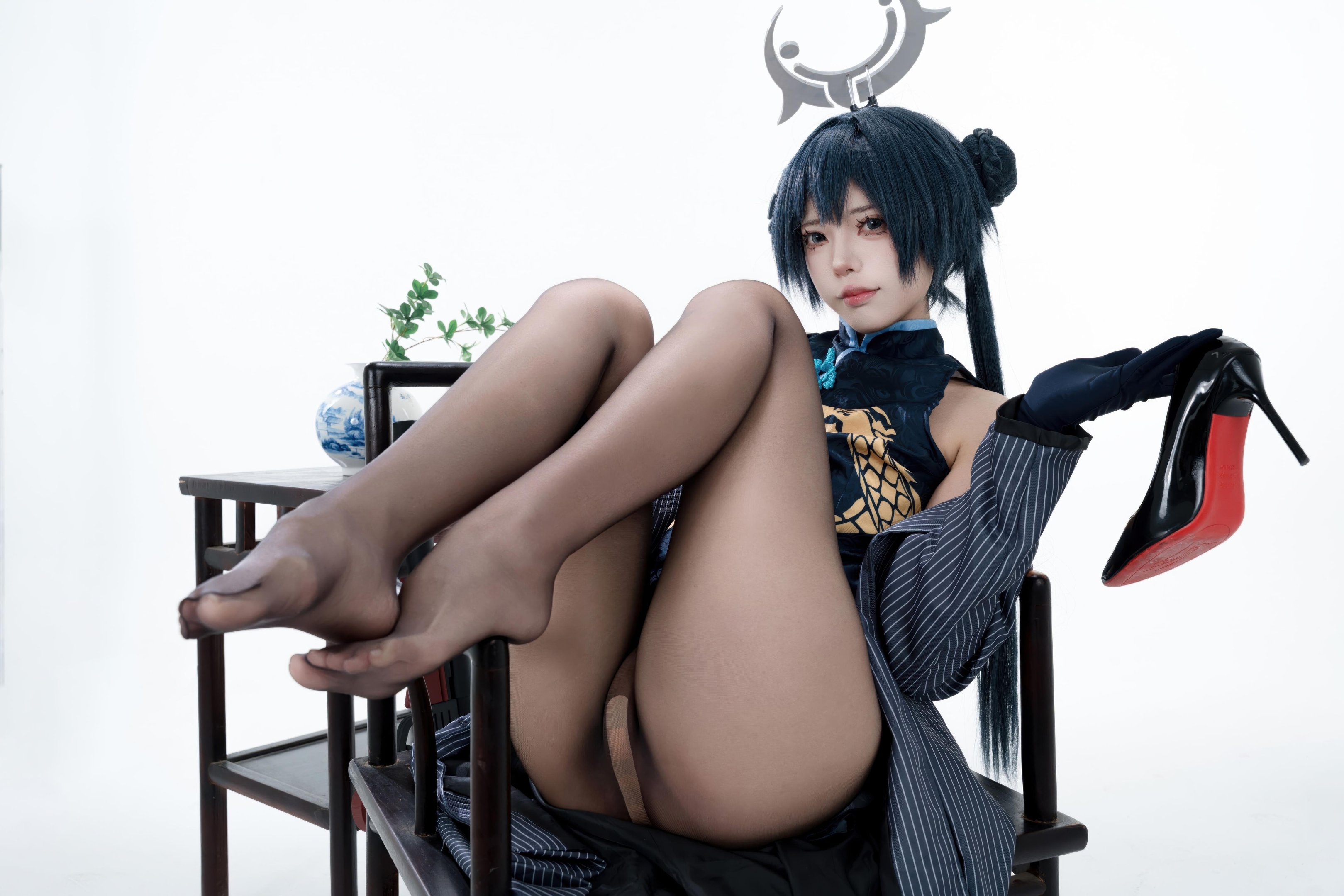 [cosplay] 君颜圆又圆 - 龙华妃咲：블랙 골드 치파오 검은 스타킹 총기 소품 대담한 노출 153P3V