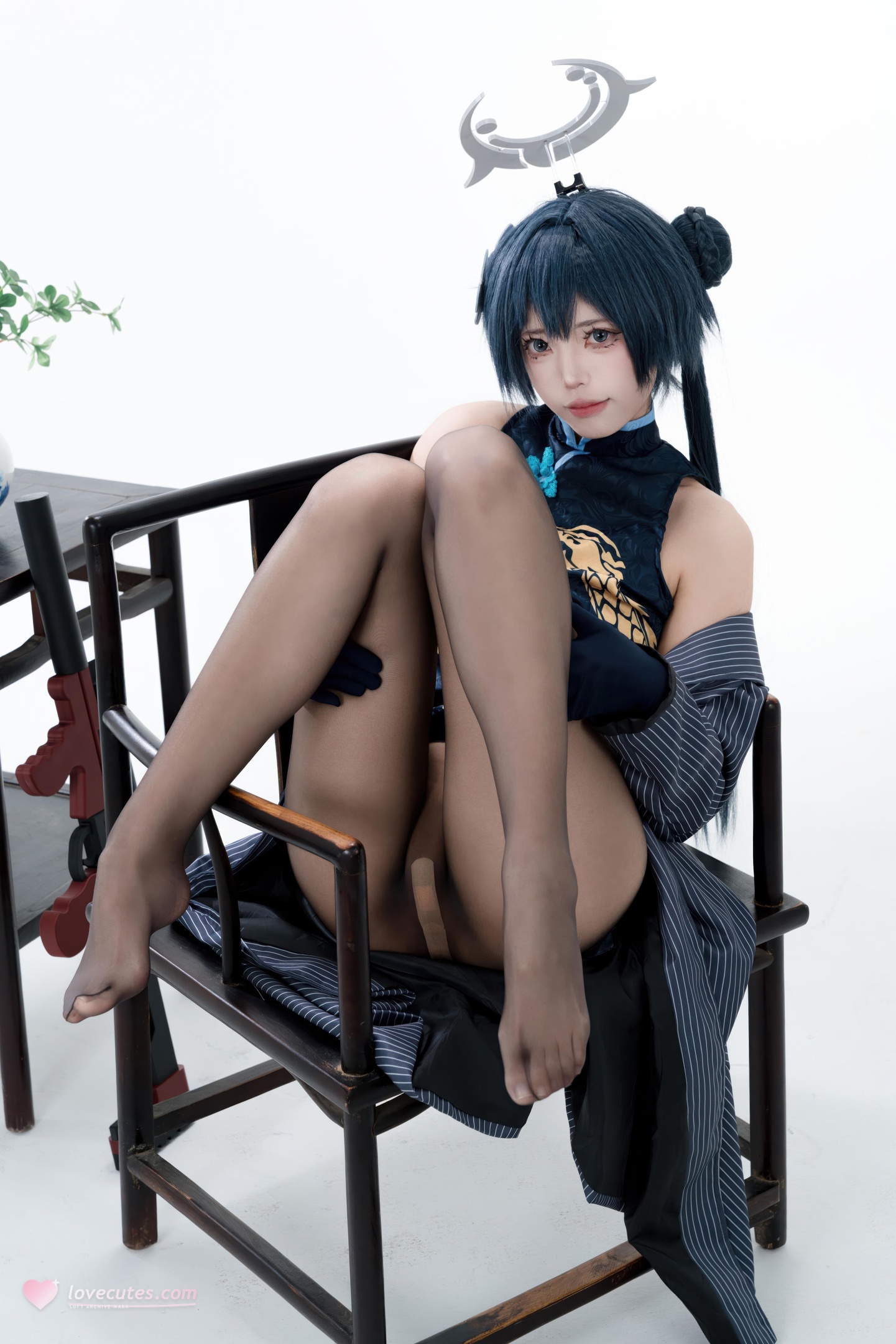 [cosplay] 君颜圆又圆 - 龙华妃咲：블랙 골드 치파오 검은 스타킹 총기 소품 대담한 노출 153P3V