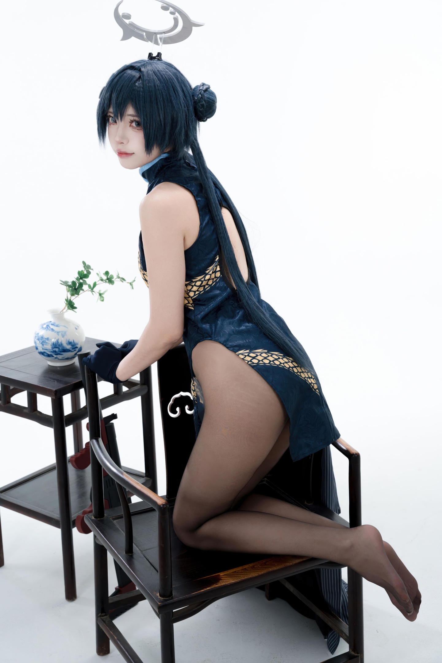 [cosplay] 君颜圆又圆 - 龙华妃咲：블랙 골드 치파오 검은 스타킹 총기 소품 대담한 노출 153P3V