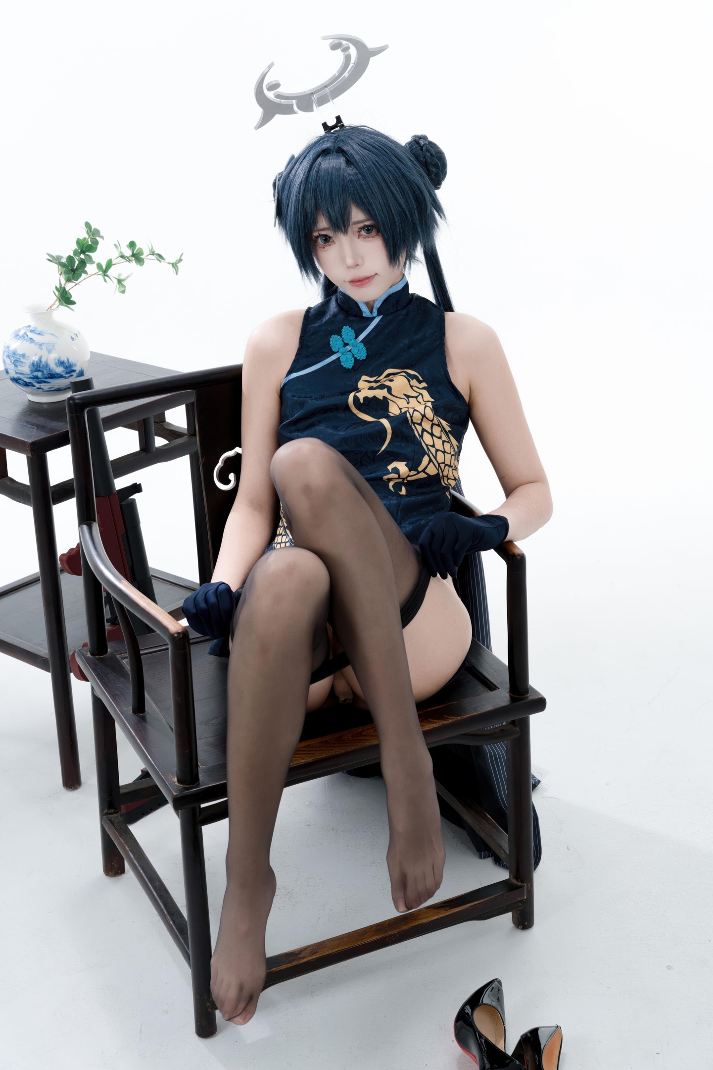 [cosplay] 君颜圆又圆 - 龙华妃咲：블랙 골드 치파오 검은 스타킹 총기 소품 대담한 노출 153P3V