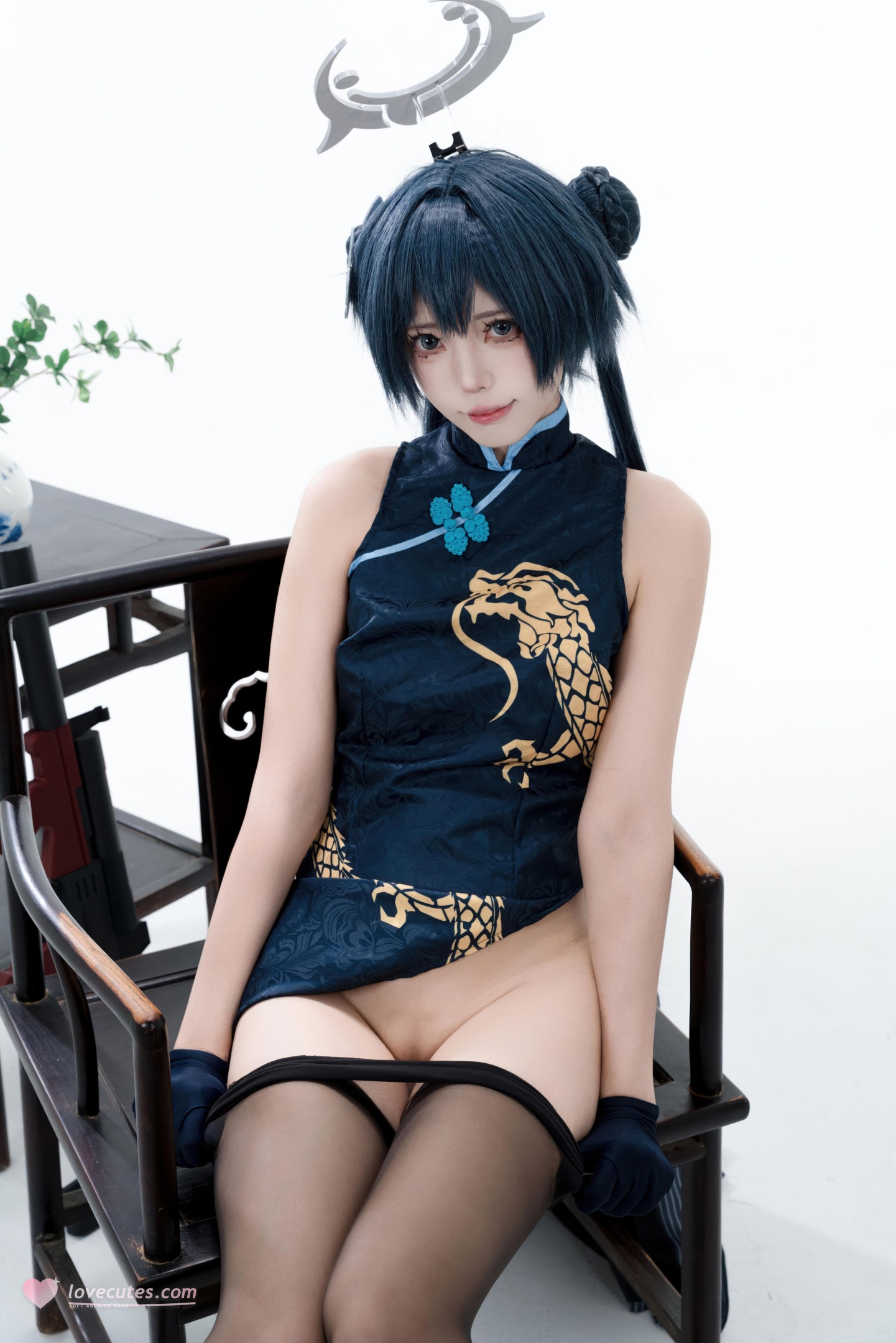 [cosplay] 君颜圆又圆 - 龙华妃咲：블랙 골드 치파오 검은 스타킹 총기 소품 대담한 노출 153P3V
