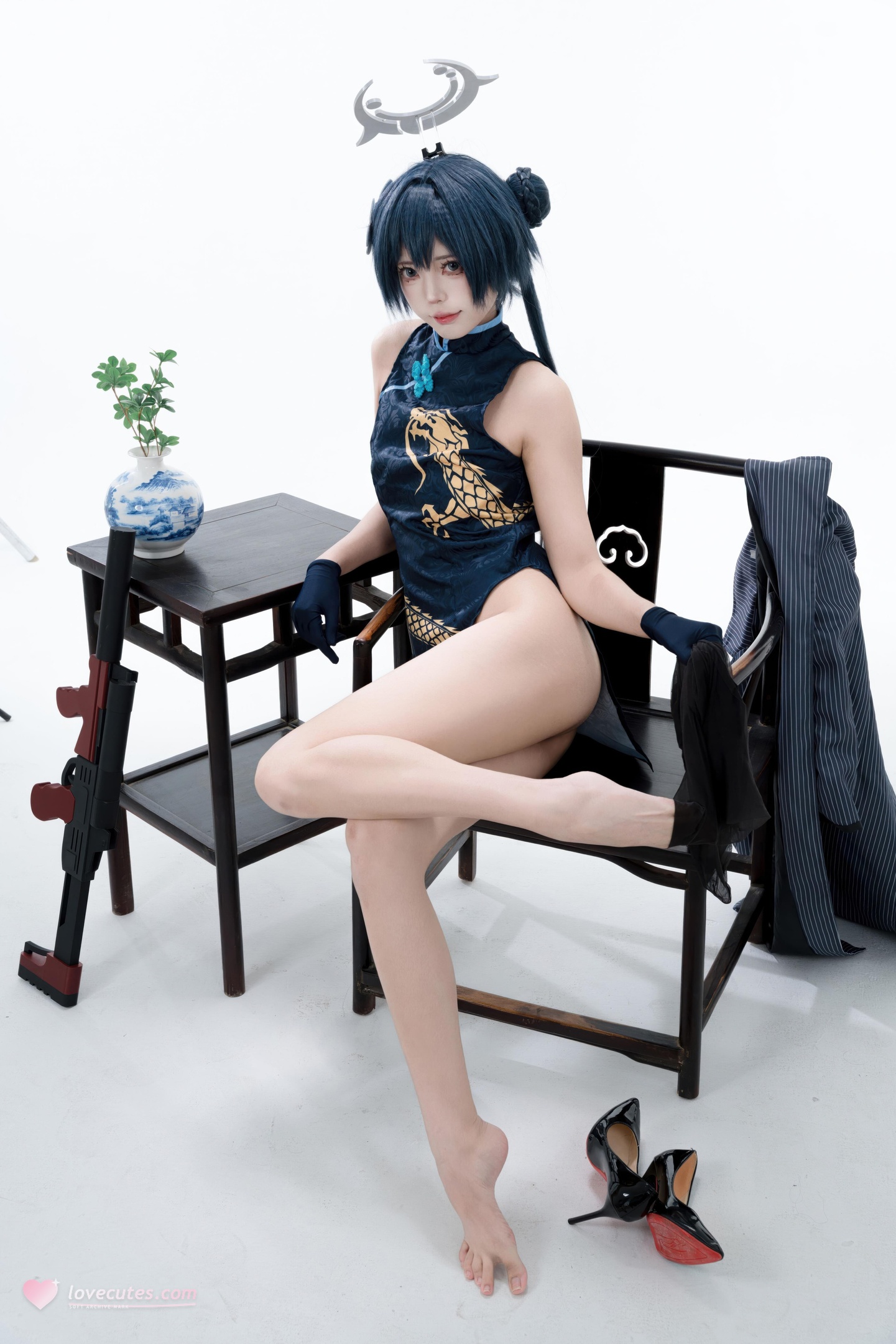 [cosplay] 君颜圆又圆 - 龙华妃咲：블랙 골드 치파오 검은 스타킹 총기 소품 대담한 노출 153P3V