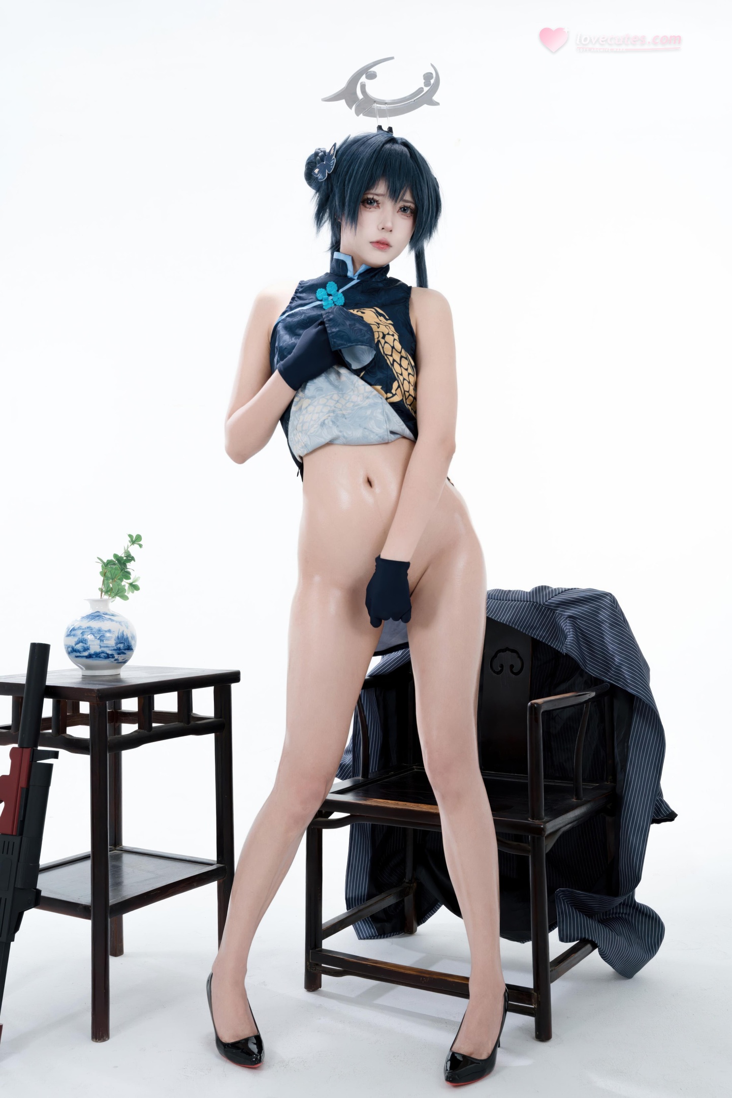 [cosplay] 君颜圆又圆 - Long Hoa Phi Tiếu: sườn xám đen vàng, tất đen, đạo cụ súng, lộ nhiều 153P3V