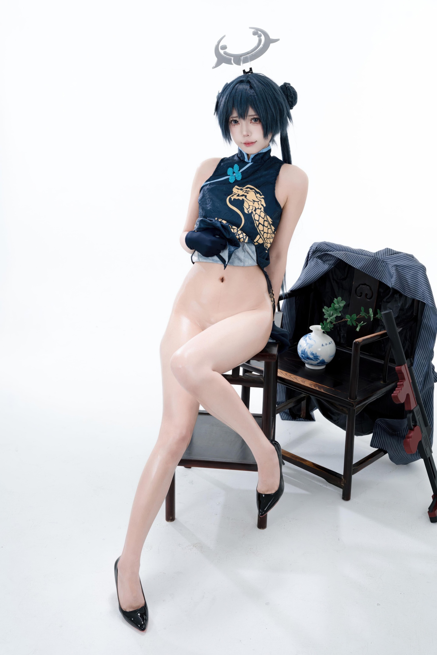 [cosplay] 君颜圆又圆 - Long Hoa Phi Tiếu: sườn xám đen vàng, tất đen, đạo cụ súng, lộ nhiều 153P3V