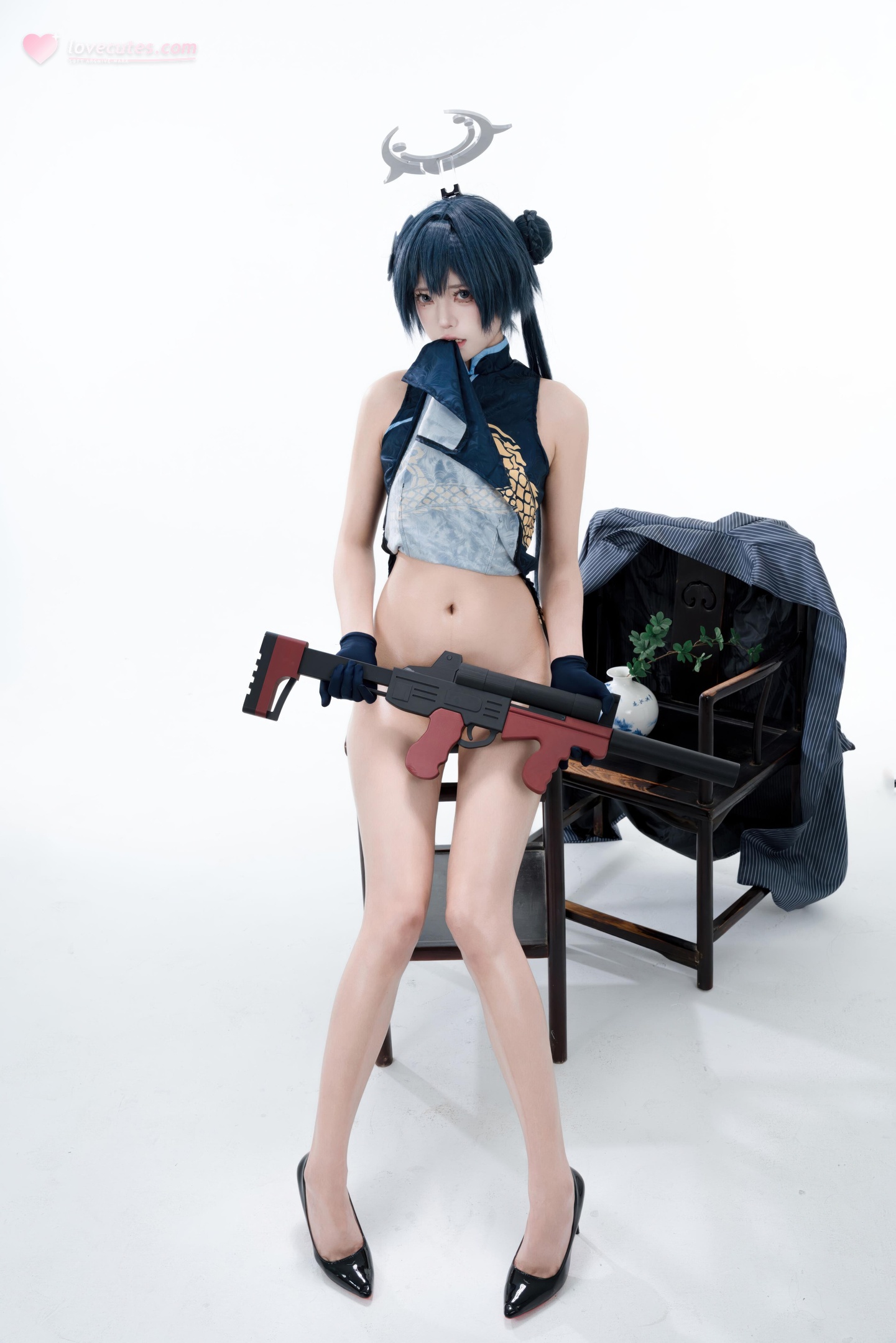 [cosplay] 君颜圆又圆 - Long Hoa Phi Tiếu: sườn xám đen vàng, tất đen, đạo cụ súng, lộ nhiều 153P3V