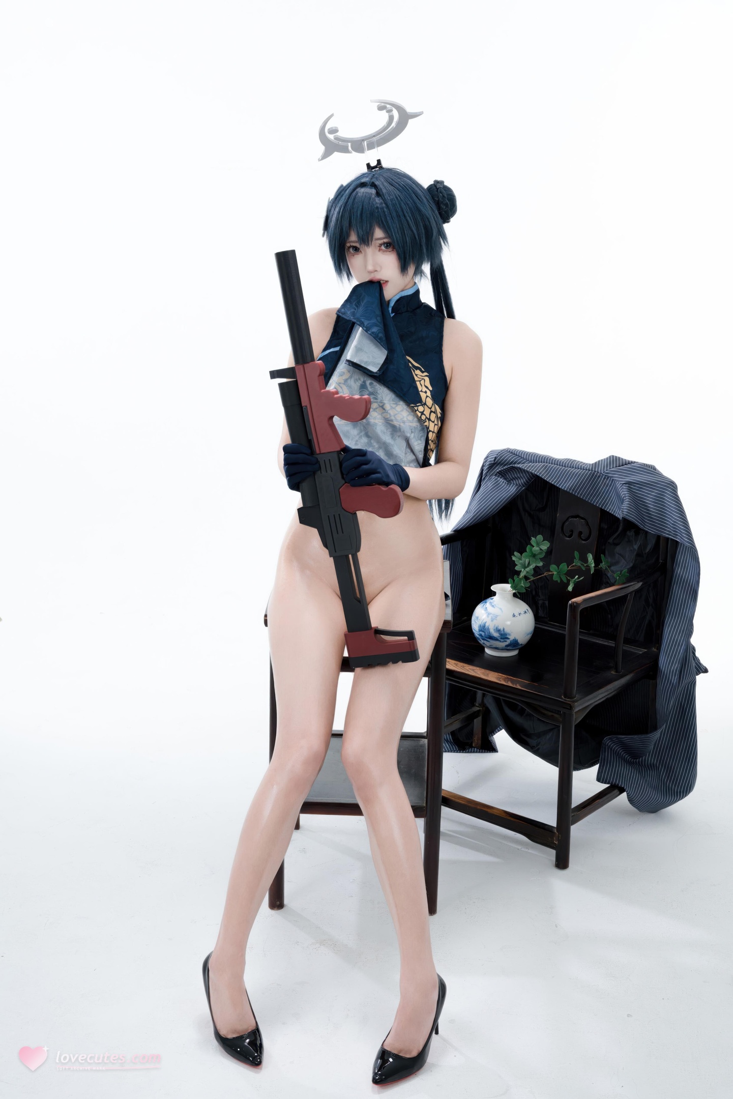 [cosplay] 君颜圆又圆 - Long Hoa Phi Tiếu: sườn xám đen vàng, tất đen, đạo cụ súng, lộ nhiều 153P3V