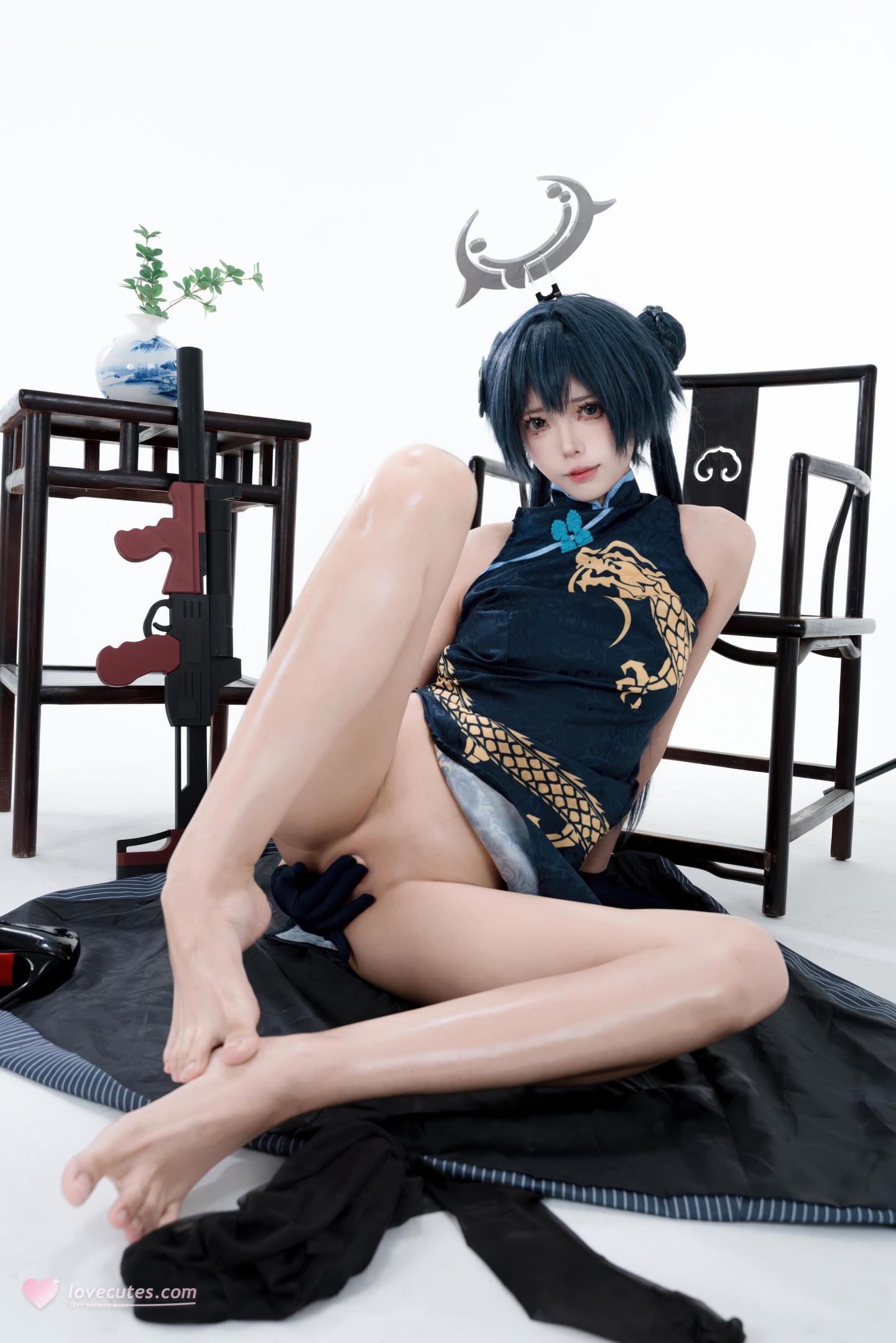 [cosplay] 君颜圆又圆 - 龙华妃咲: กี่เพ้าดำทอง ถุงน่องดำ อุปกรณ์ปืน ภาพเปิดเผยขนาดใหญ่ 153P3V