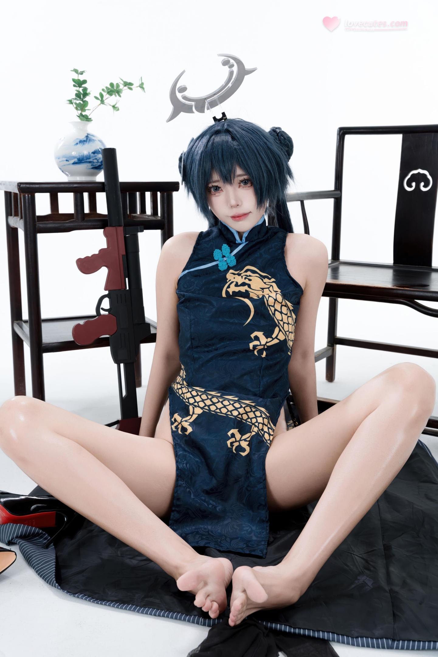 [cosplay] 君颜圆又圆 - 龙华妃咲: กี่เพ้าดำทอง ถุงน่องดำ อุปกรณ์ปืน ภาพเปิดเผยขนาดใหญ่ 153P3V