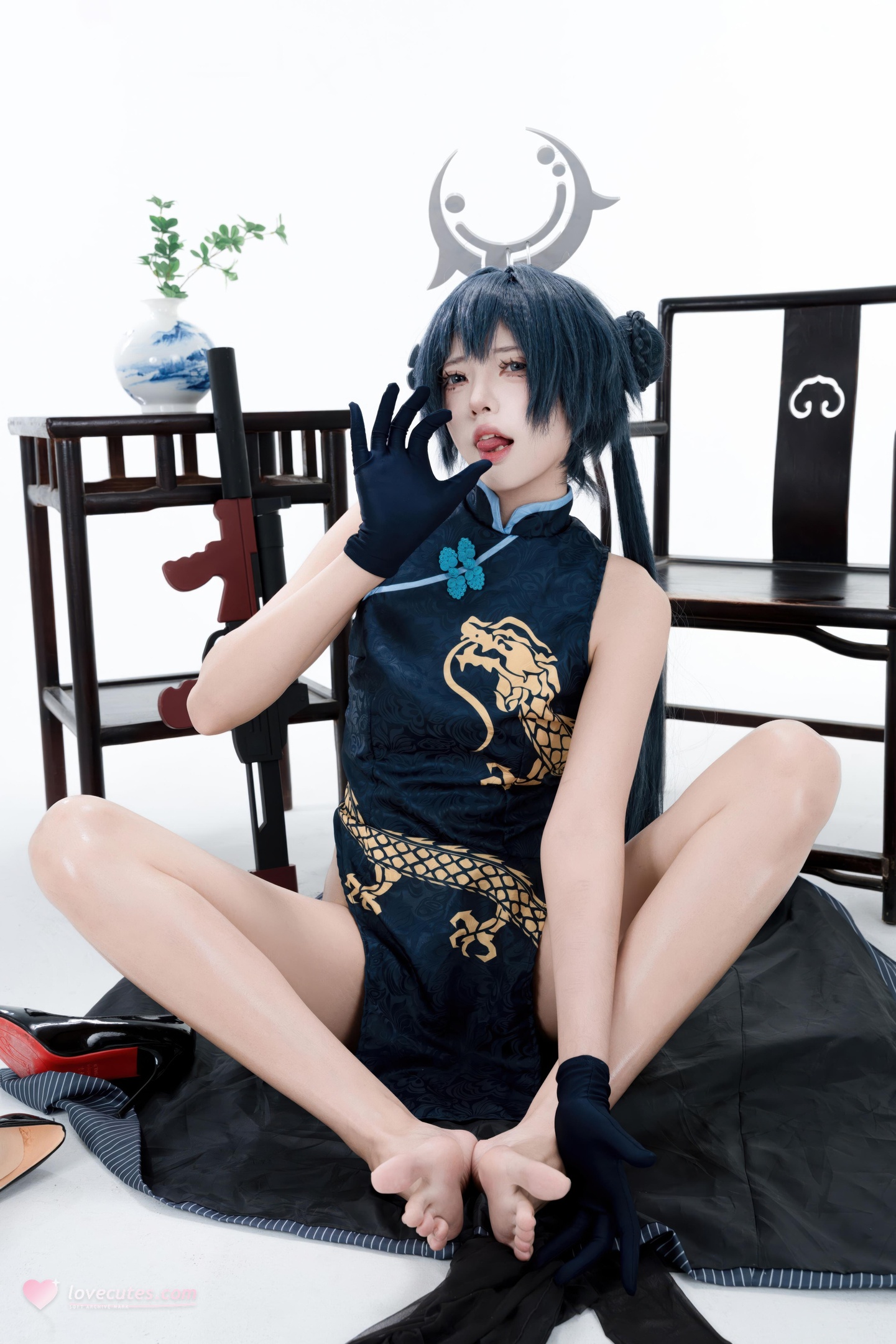 [cosplay] 君颜圆又圆 - 龙华妃咲: กี่เพ้าดำทอง ถุงน่องดำ อุปกรณ์ปืน ภาพเปิดเผยขนาดใหญ่ 153P3V