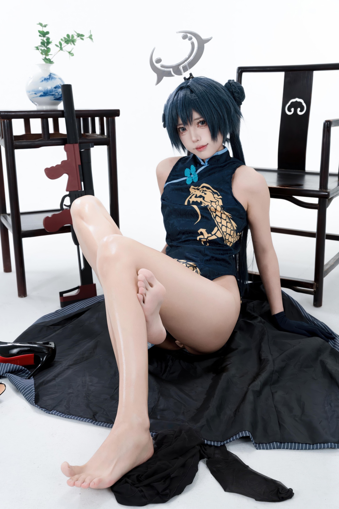 [cosplay] 君颜圆又圆 - 龙华妃咲: กี่เพ้าดำทอง ถุงน่องดำ อุปกรณ์ปืน ภาพเปิดเผยขนาดใหญ่ 153P3V
