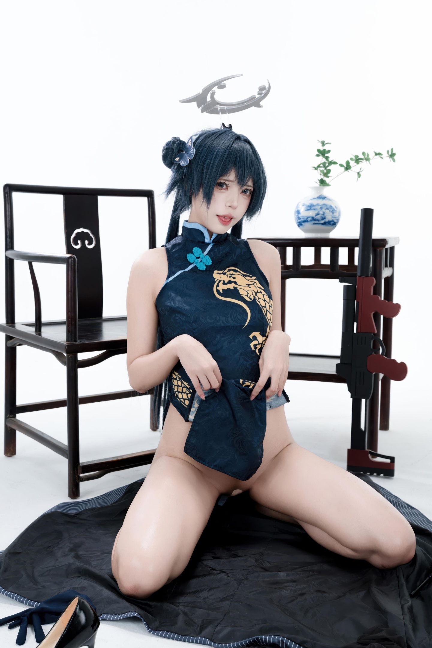 [cosplay] 君颜圆又圆 - 龙华妃咲: กี่เพ้าดำทอง ถุงน่องดำ อุปกรณ์ปืน ภาพเปิดเผยขนาดใหญ่ 153P3V