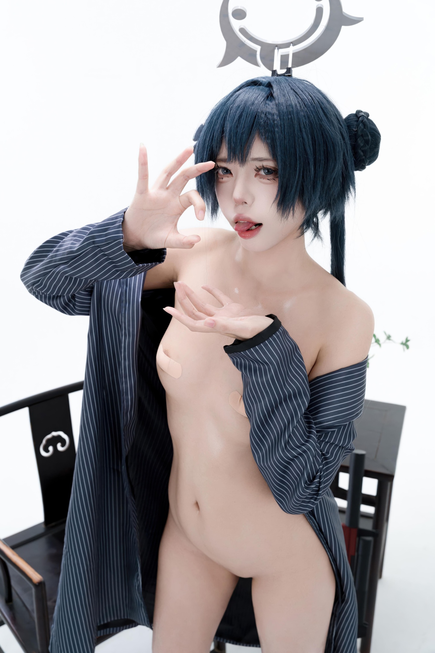 [cosplay] Junyan Yuanyouyuan - Longhua Feixi: Black-and-gold qipao, black stockings, firearm prop, explicit exposure 153P3V