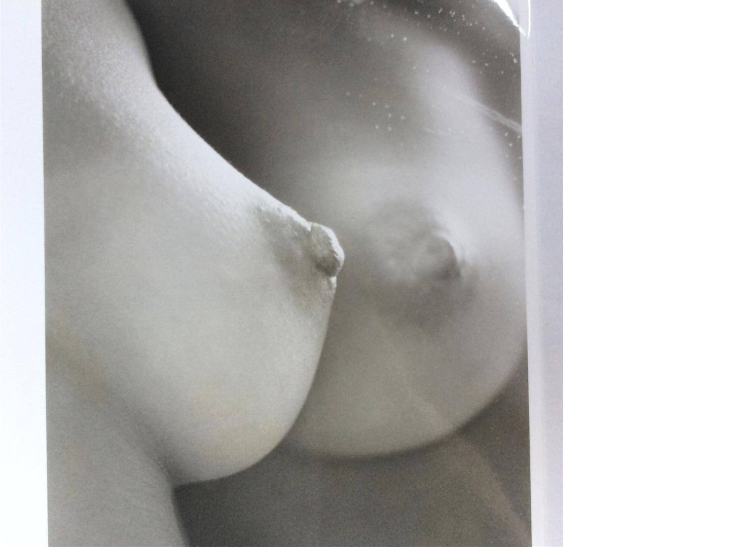 [Photo] 100 Women’s Breasts - Japanese Beautiful Bust Special Collection: Black-and-White and Color Close-Ups of Breasts 51P
