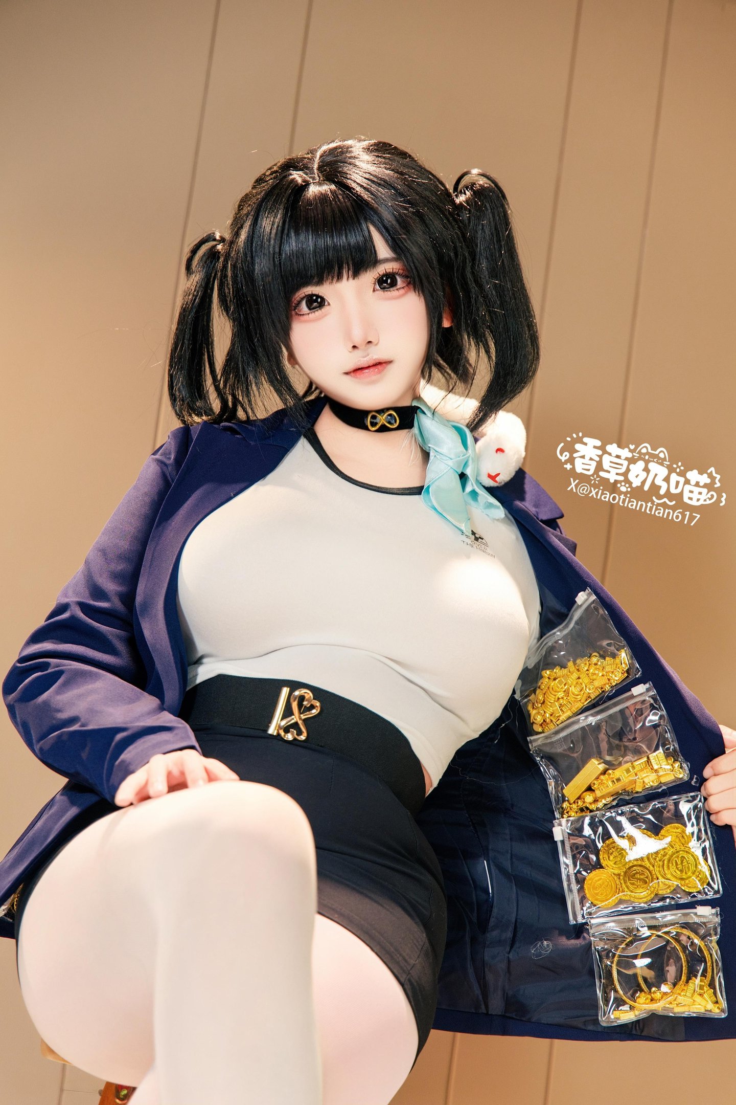 [cosplay] 香草奶喵 - Victory Goddess NIKKE Sora: ชุดแจ็กเก็ตสีดำ-น้ำเงิน ถุงน่องขาว หน้าอกใหญ่ สมจริง 136P22V