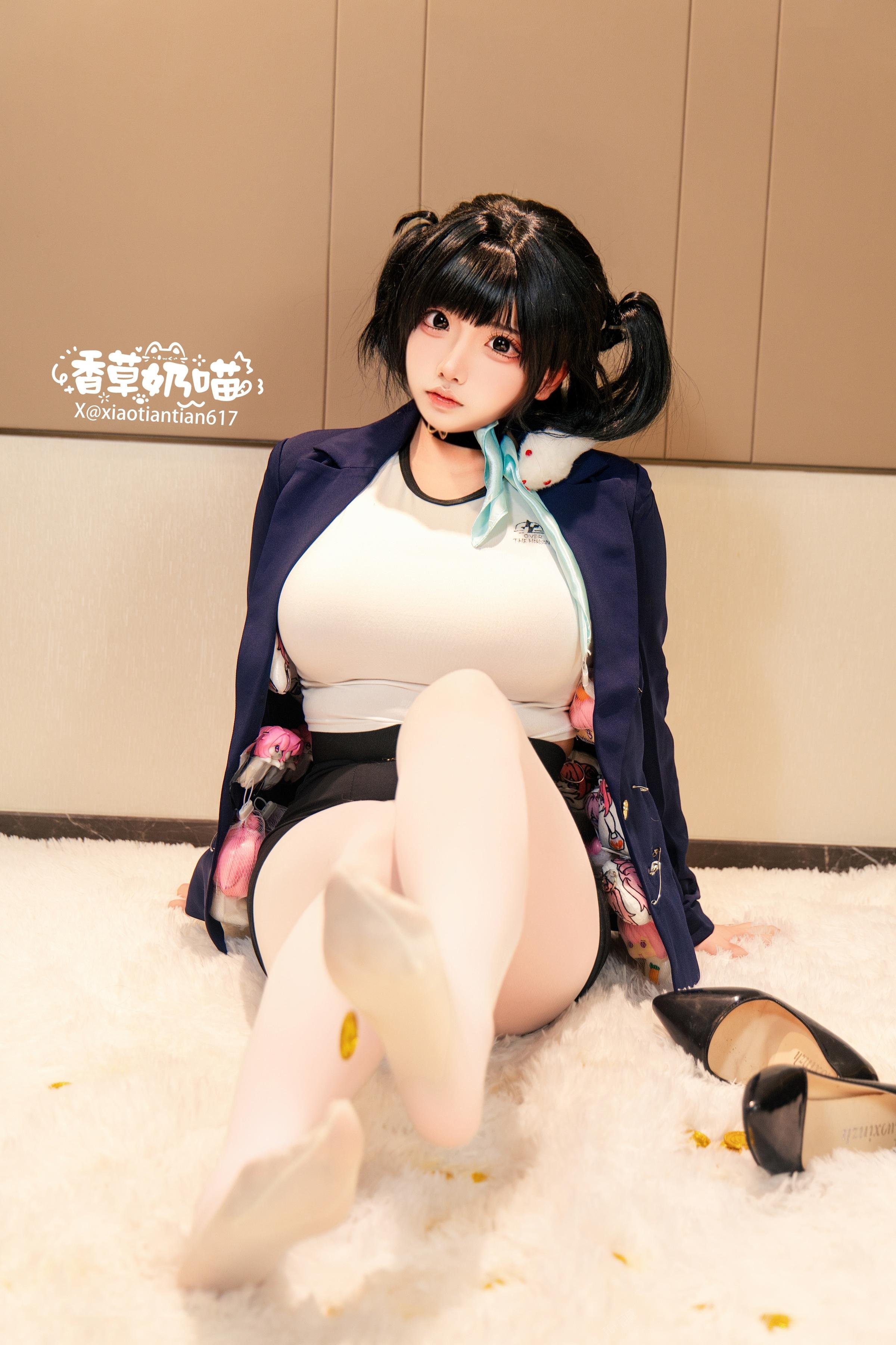 [cosplay] 香草奶喵 - Victory Goddess NIKKE Sora: ชุดแจ็กเก็ตสีดำ-น้ำเงิน ถุงน่องขาว หน้าอกใหญ่ สมจริง 136P22V