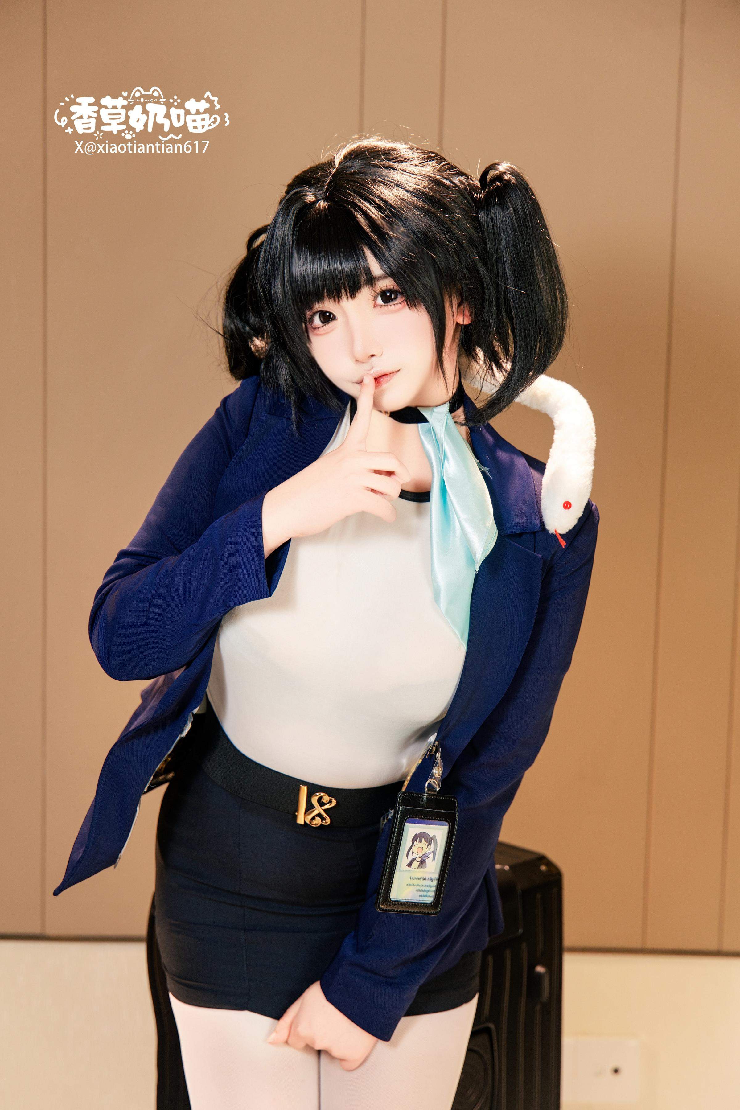 [cosplay] 香草奶喵 - Nữ thần chiến thắng: NIKKE Soda: áo khoác đen xanh, tất trắng, vòng một lớn tái hiện 136P22V