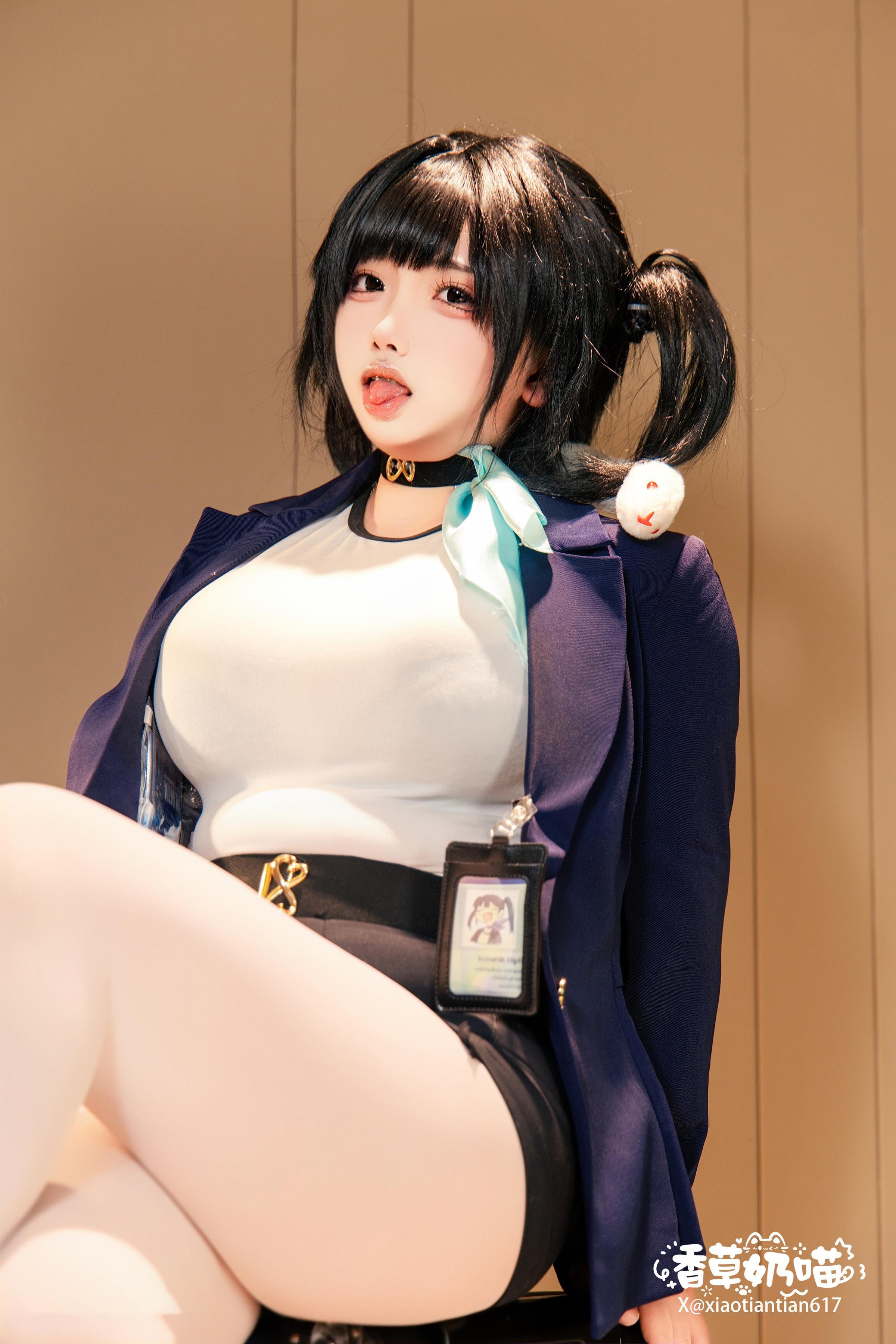 [cosplay] 香草奶喵 - Nữ thần chiến thắng: NIKKE Soda: áo khoác đen xanh, tất trắng, vòng một lớn tái hiện 136P22V