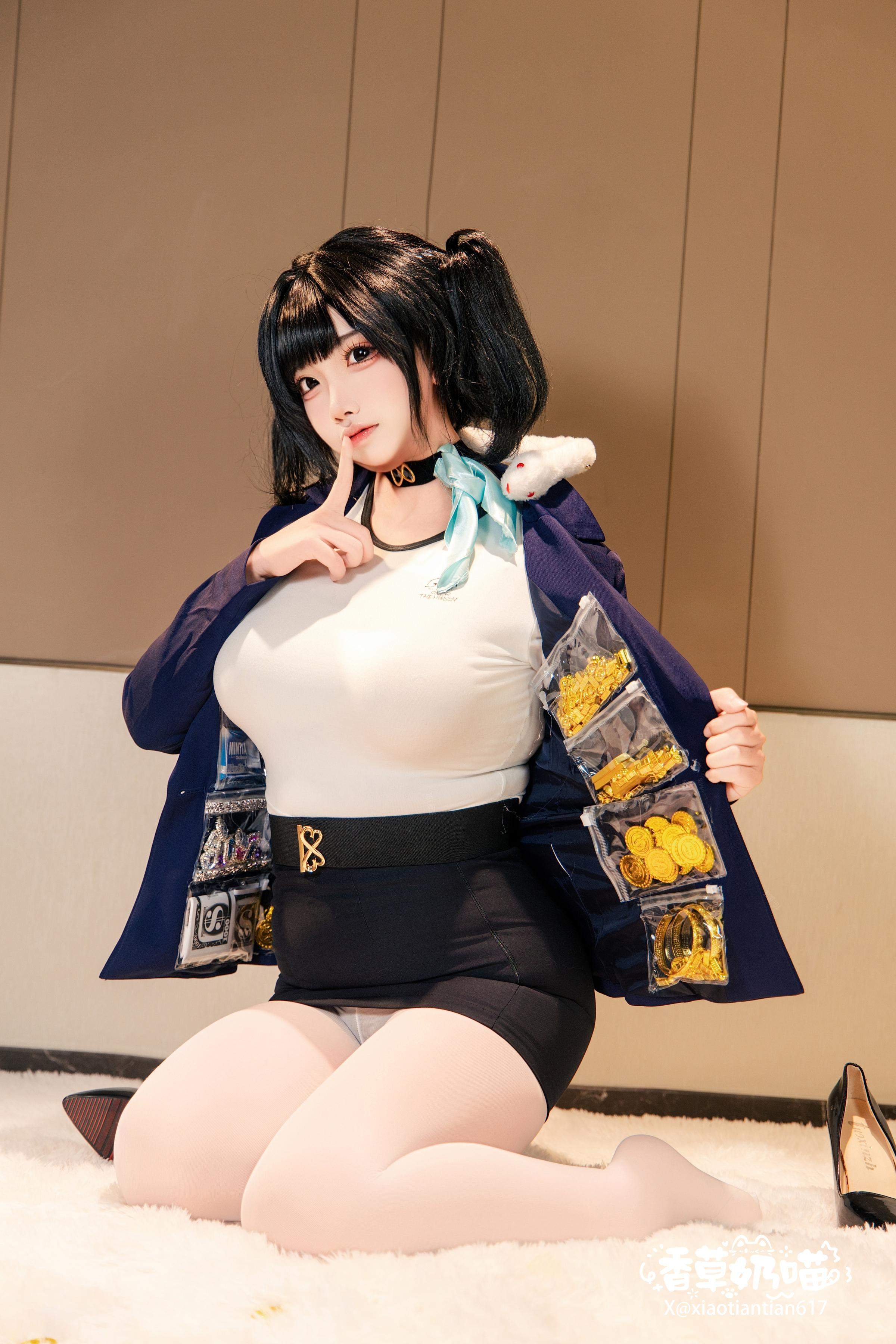 [cosplay] 香草奶喵 - Nữ thần chiến thắng: NIKKE Soda: áo khoác đen xanh, tất trắng, vòng một lớn tái hiện 136P22V