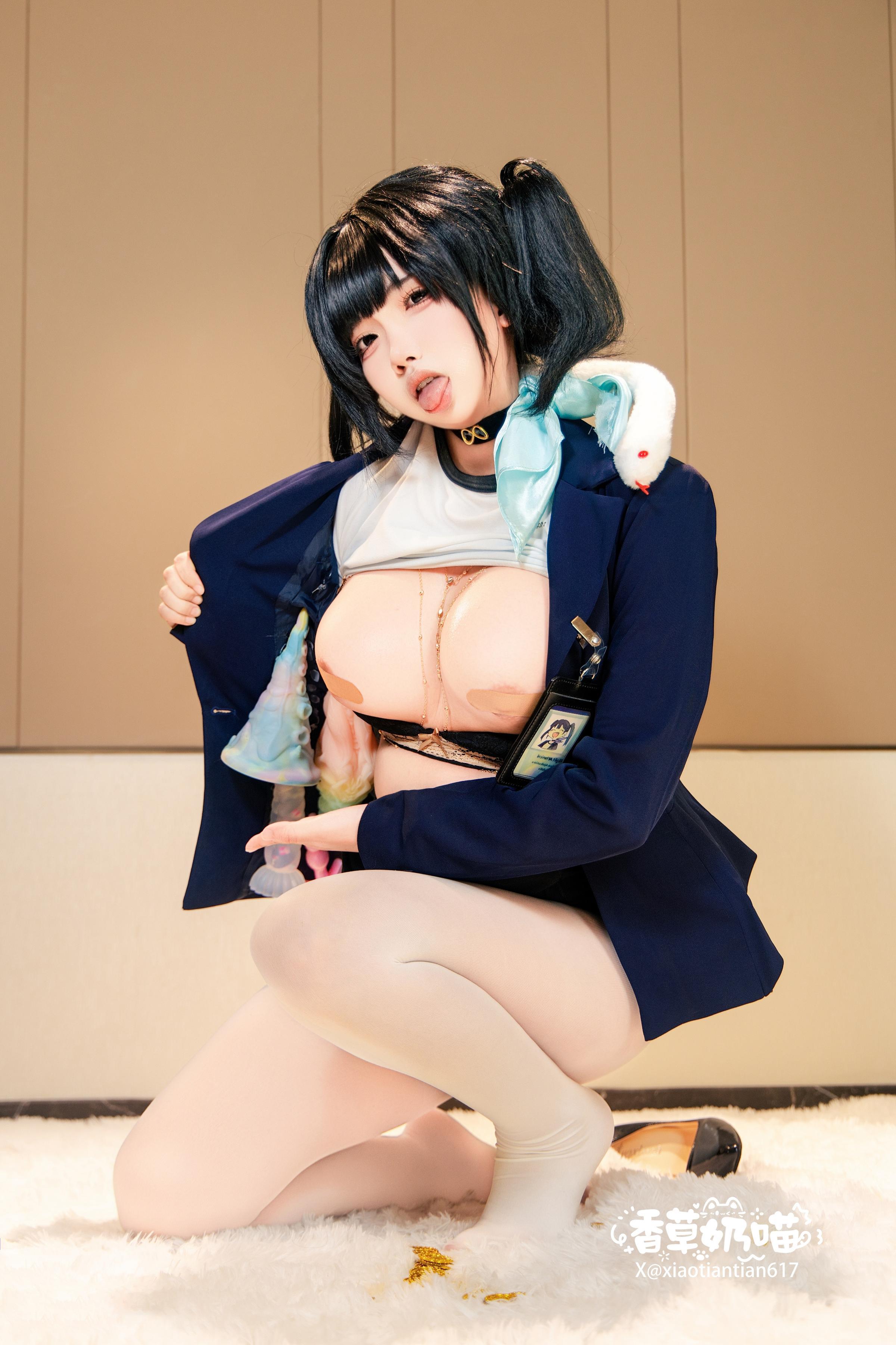 [cosplay] 香草奶喵 - 勝利女神 妮姬 索拉：黑藍外套白絲巨乳還原 136P22V