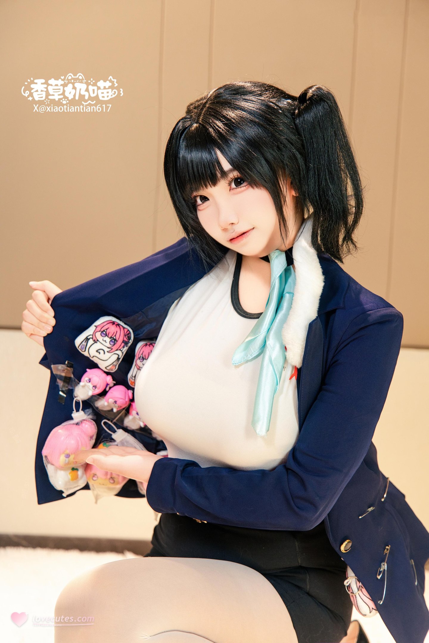 [cosplay] Vanilla Milk Cat - Goddess of Victory: NIKKE Soda: black and blue jacket, white stockings, large bust recreation 136P22V
