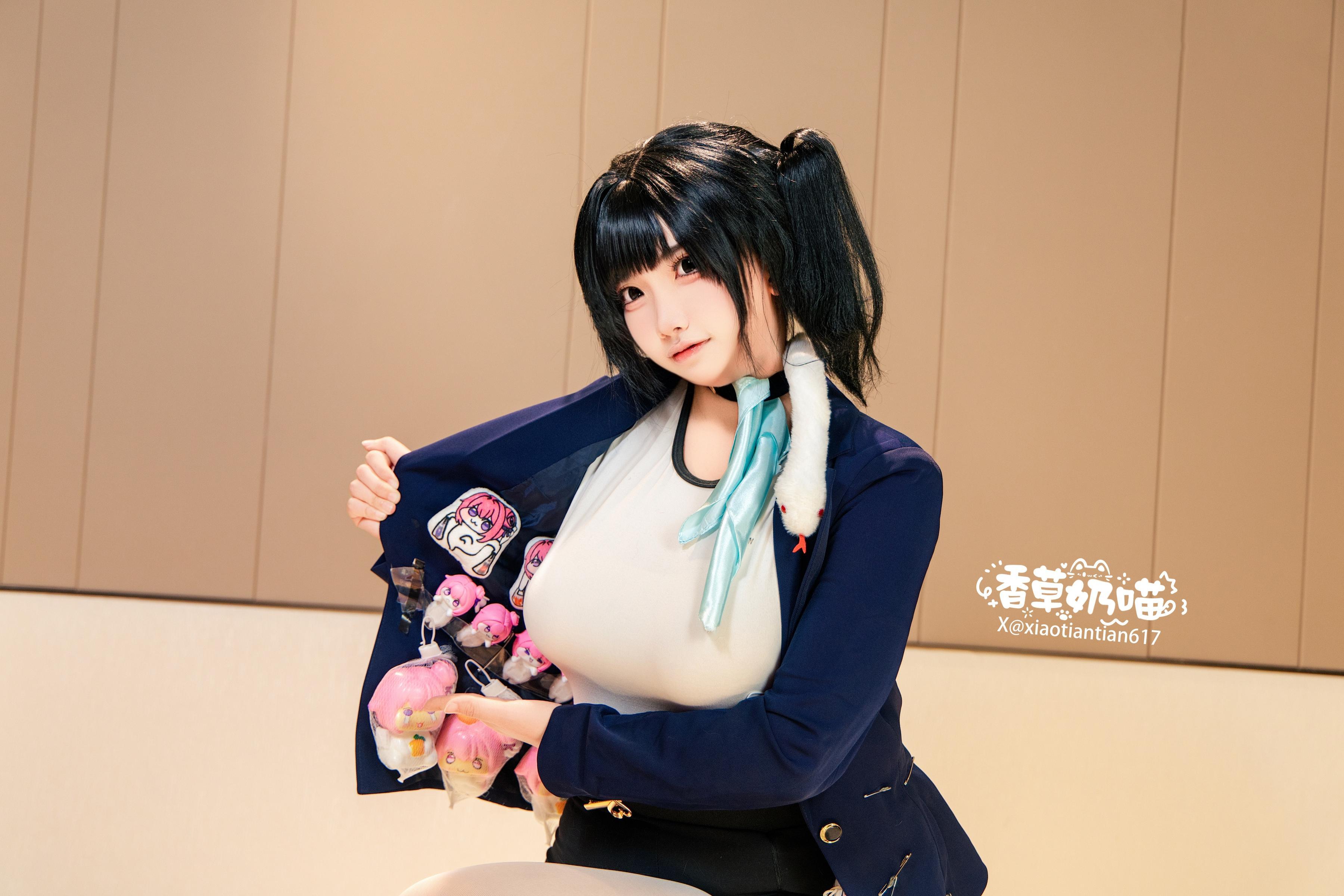 [cosplay] Vanilla Milk Cat - Goddess of Victory: NIKKE Soda: black and blue jacket, white stockings, large bust recreation 136P22V