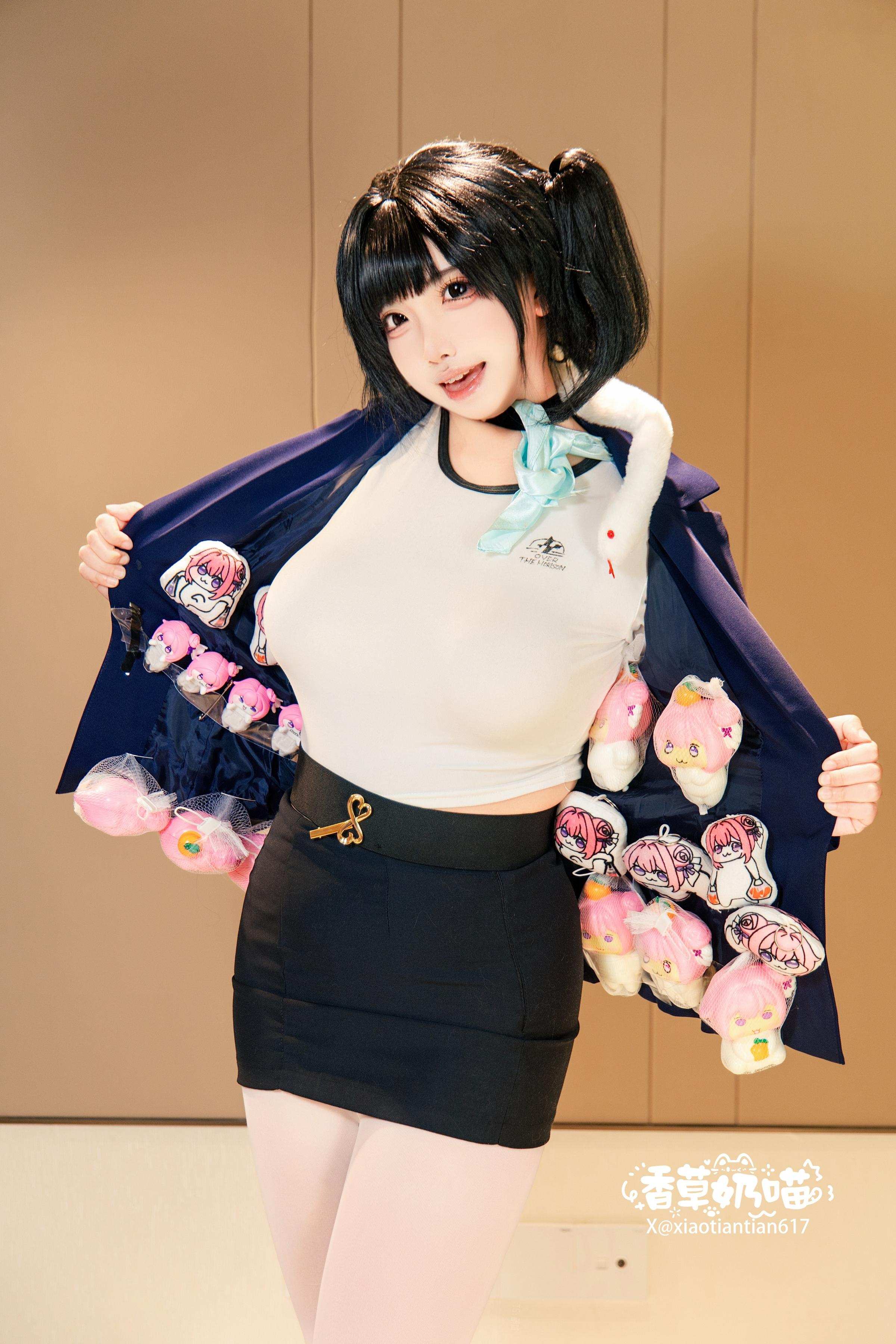 [cosplay] Vanilla Milk Cat - Goddess of Victory: NIKKE Soda: black and blue jacket, white stockings, large bust recreation 136P22V