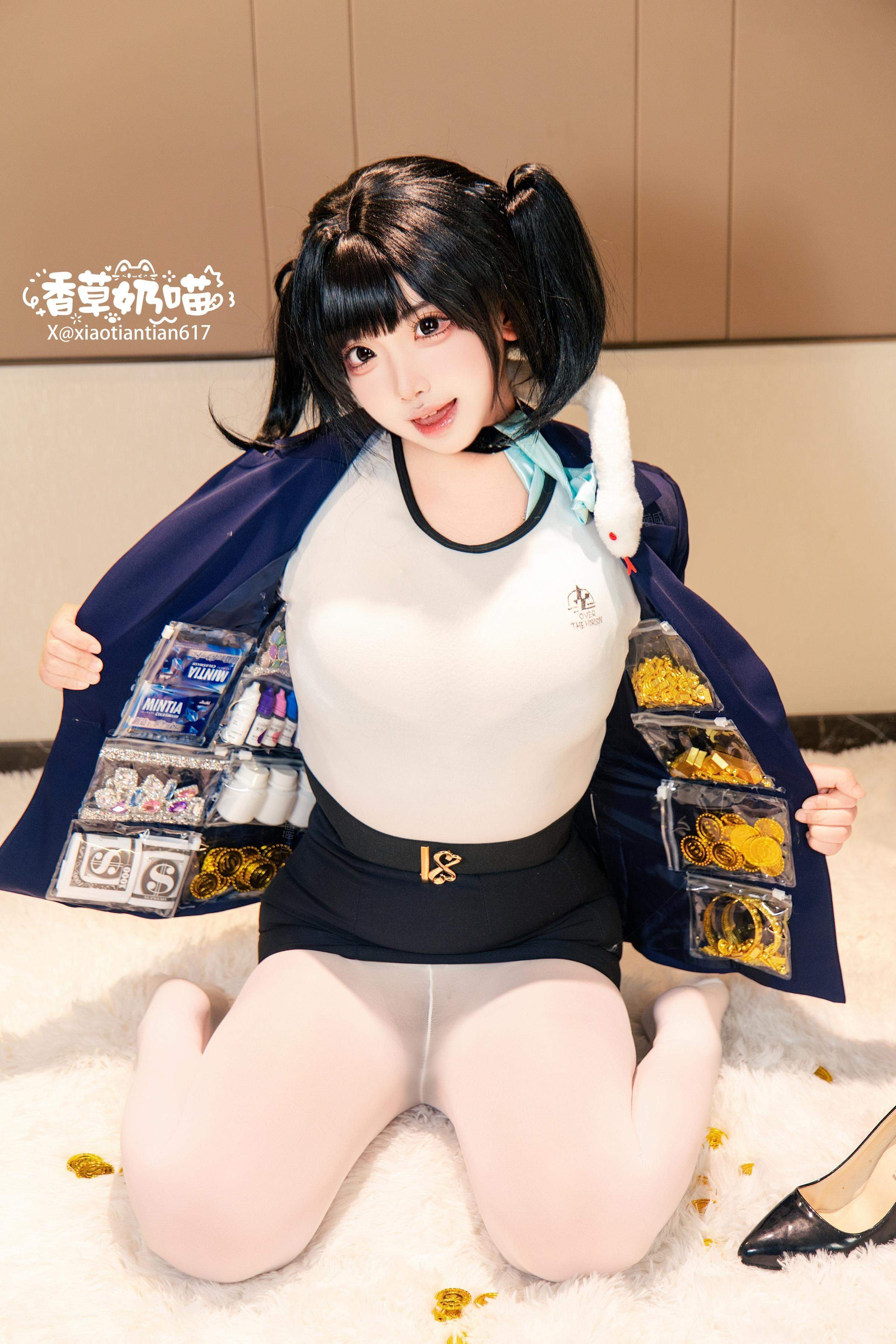 [cosplay] 香草奶喵 - Victory Goddess NIKKE Sora: ชุดแจ็กเก็ตสีดำ-น้ำเงิน ถุงน่องขาว หน้าอกใหญ่ สมจริง 136P22V