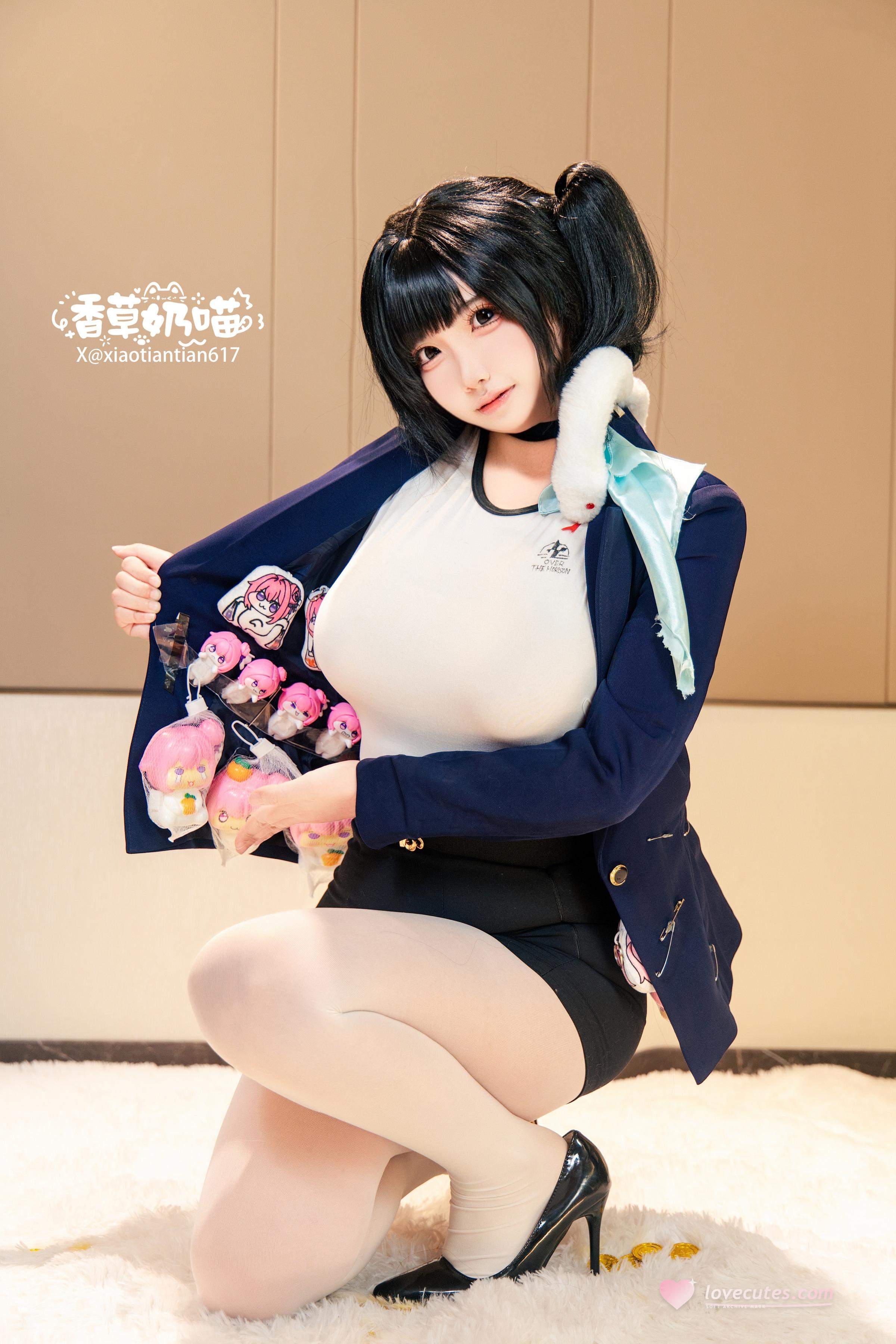 [cosplay] 香草奶喵 - Victory Goddess NIKKE Sora: ชุดแจ็กเก็ตสีดำ-น้ำเงิน ถุงน่องขาว หน้าอกใหญ่ สมจริง 136P22V