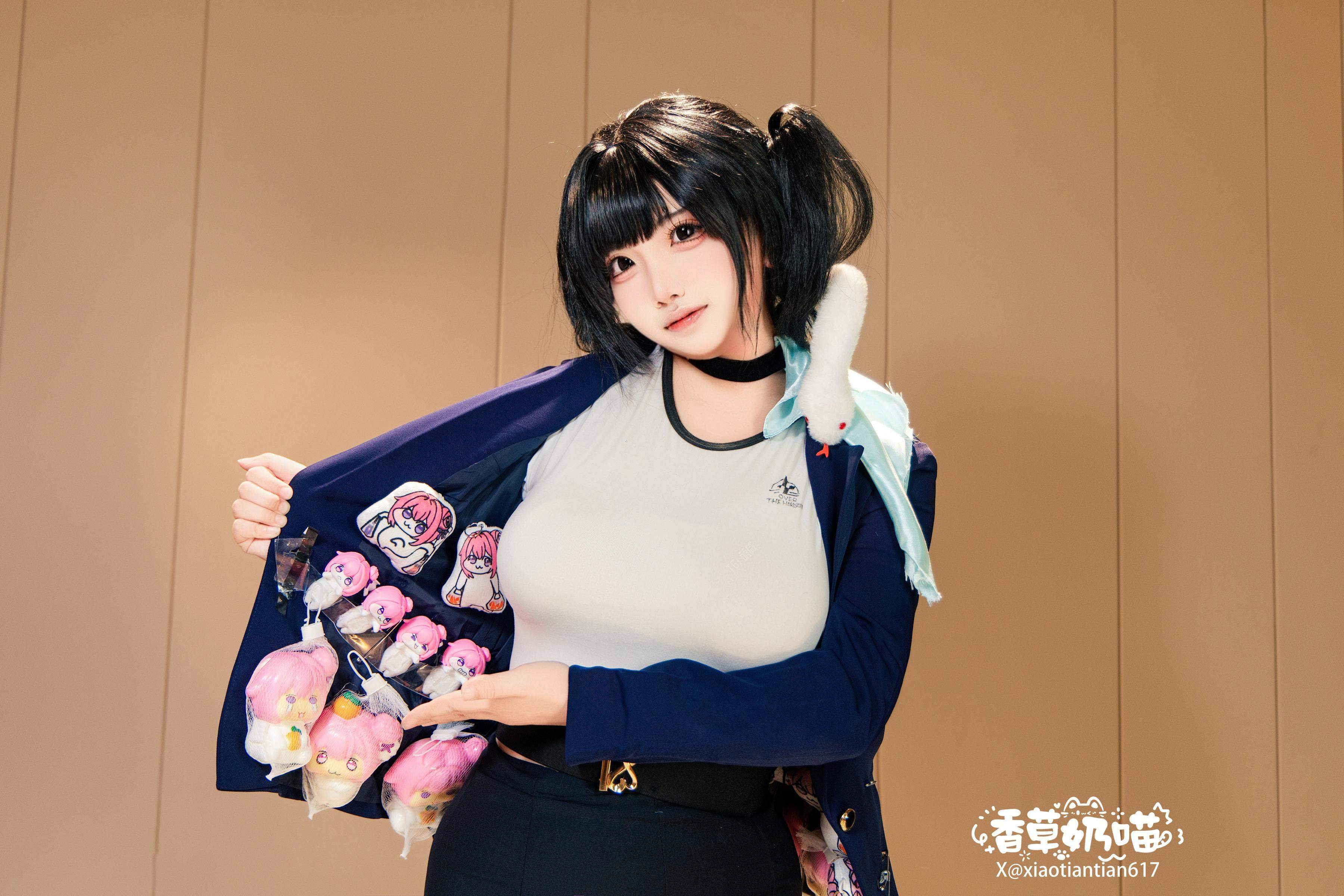 [cosplay] 香草奶喵 - Victory Goddess NIKKE Sora: ชุดแจ็กเก็ตสีดำ-น้ำเงิน ถุงน่องขาว หน้าอกใหญ่ สมจริง 136P22V